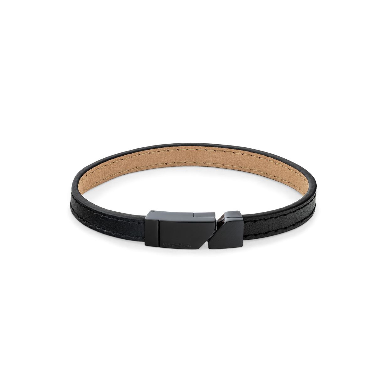 Calvin Klein CJ35100004 Heren Armband Leer
Deze leren heren armband van Calvin Klein met nr CJ35100004 heeft een nette uitstraling. De zwarte glad leren armband heeft een stalen plaat met een zwarte verstelbare magneetsluiting met daarop het CK logo. De totale lengte is 19,5cm. Leuk te combineren met andere sieraden uit de serie van Calvin Klein.

OVER CALVIN KLEIN
Calvin Klein is een wereldwijd lifestylemerk dat gewaagde, vooruitstrevende idealen en een verleidelijke, vaak minimalistische, esthetiek nastreeft. Calvin Klein werd groot in de jaren 70 door haar mode- en merkjeans collecties. In de jaren 80 lanceerde Calvin Klein haar spraakmakende ondergoed dat uitdrukkelijk van logo ’s voorzien was. Vanwege het grote succes is het merk ook succesvol uitgerold in Accessoires, Parfums, Home, Brillen, Golf, Horloges en Sieraden.
Sinds de oprichting in 1968 door Calvin Klein, heeft het merk haar reputatie opgebouwd als leider in de Amerikaanse mode, dankzij een cleane esthetiek en innovatieve ontwerpen. Calvin Klein wil haar publiek verleiden en inspireren door middel van provocerende beelden en opvallende ontwerpen die prikkelen. 

SPECIFICATIES:
- Leren heren armband
- Totale lengte 19,5cm
- Zwart
- Magneetsluiting
