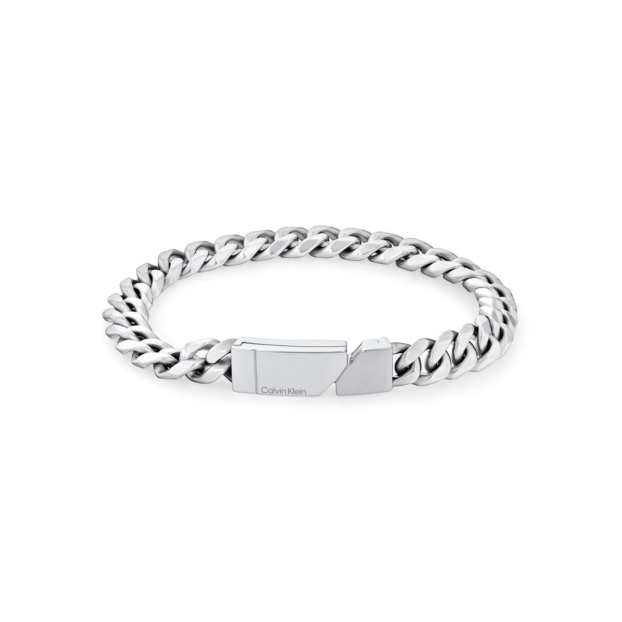 Calvin Klein CJ35100006 Heren Armband Staal
Deze stalen heren armband van Calvin Klein met nr CJ35100006 heeft een stoere uitstraling. De armband heeft een grove geslepen gourmetschakel met een stoer stalen magneet sluiting met daarop het CK logo. De lengte is 19,5cm. Leuk te combineren met andere sieraden uit de serie van Calvin Klein.

OVER CALVIN KLEIN
Calvin Klein is een wereldwijd lifestylemerk dat gewaagde, vooruitstrevende idealen en een verleidelijke, vaak minimalistische, esthetiek nastreeft. Calvin Klein werd groot in de jaren 70 door haar mode- en merkjeans collecties. In de jaren 80 lanceerde Calvin Klein haar spraakmakende ondergoed dat uitdrukkelijk van logo ’s voorzien was. Vanwege het grote succes is het merk ook succesvol uitgerold in Accessoires, Parfums, Home, Brillen, Golf, Horloges en Sieraden.
Sinds de oprichting in 1968 door Calvin Klein, heeft het merk haar reputatie opgebouwd als leider in de Amerikaanse mode, dankzij een cleane esthetiek en innovatieve ontwerpen. Calvin Klein wil haar publiek verleiden en inspireren door middel van provocerende beelden en opvallende ontwerpen die prikkelen. 

SPECIFICATIES:
- Stalen heren armband
- Totale lengte 19,5cm
- Zilverkleurig
- Magneetsluiting