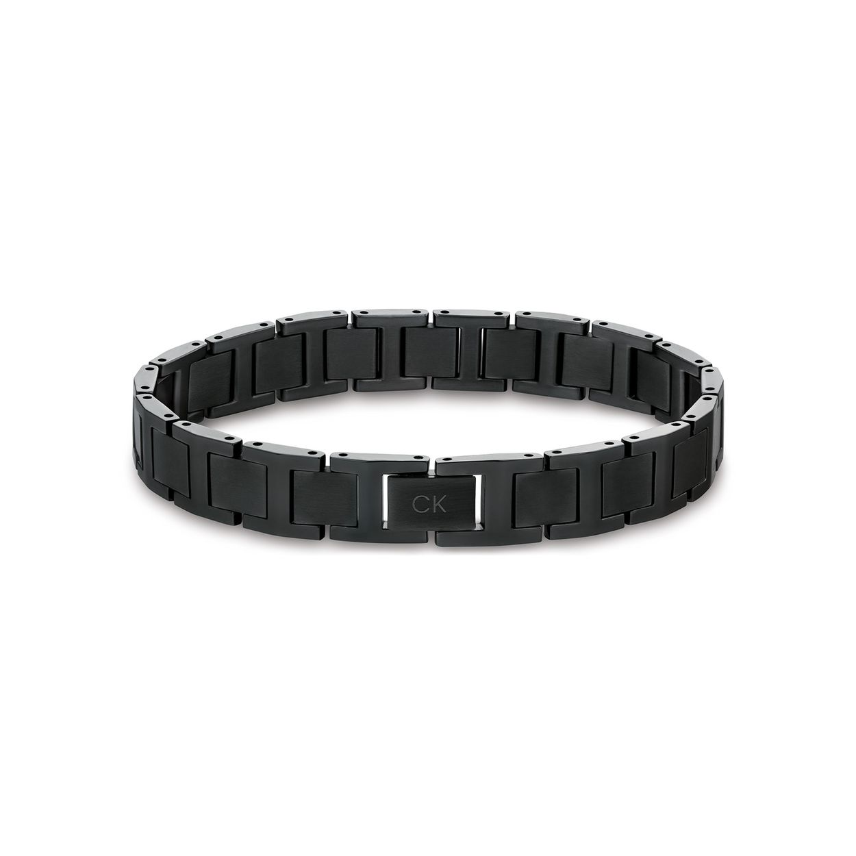 Calvin Klein CJ35100010 Heren Armband Staal
Deze stalen heren armband van Calvin Klein met nr CJ35100010 is echt een stoer exemplaar. De zwarte grove platte schakel armband heeft een lengte van 19,5cm en is op maat te maken door schakels in en uit te halen. Leuk te combineren met andere sieraden uit de serie van Calvin Klein.

OVER CALVIN KLEIN
Calvin Klein is een wereldwijd lifestylemerk dat gewaagde, vooruitstrevende idealen en een verleidelijke, vaak minimalistische, esthetiek nastreeft. Calvin Klein werd groot in de jaren 70 door haar mode- en merkjeans collecties. In de jaren 80 lanceerde Calvin Klein haar spraakmakende ondergoed dat uitdrukkelijk van logo âs voorzien was. Vanwege het grote succes is het merk ook succesvol uitgerold in Accessoires, Parfums, Home, Brillen, Golf, Horloges en Sieraden.
Sinds de oprichting in 1968 door Calvin Klein, heeft het merk haar reputatie opgebouwd als leider in de Amerikaanse mode, dankzij een cleane esthetiek en innovatieve ontwerpen. Calvin Klein wil haar publiek verleiden en inspireren door middel van provocerende beelden en opvallende ontwerpen die prikkelen. 

SPECIFICATIES:
- Stalen heren armband
- Totale lengte 19,5cm
- Zwart staal
- Glimmend