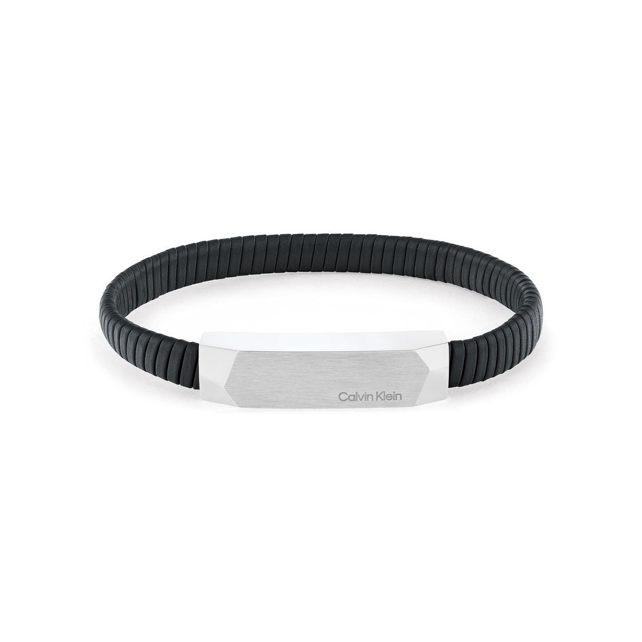 Calvin Klein CJ35100012 Heren Armband Leer
Deze leren heren armband van Calvin Klein met nr CJ35100012 heeft een chique uitstraling. De zwarte bewerkte leren armband heeft een stalen plaat met een verstelbare magneetsluiting. De totale lengte is 19,5cm. Leuk te combineren met andere sieraden uit de serie van Calvin Klein.

OVER CALVIN KLEIN
Calvin Klein is een wereldwijd lifestylemerk dat gewaagde, vooruitstrevende idealen en een verleidelijke, vaak minimalistische, esthetiek nastreeft. Calvin Klein werd groot in de jaren 70 door haar mode- en merkjeans collecties. In de jaren 80 lanceerde Calvin Klein haar spraakmakende ondergoed dat uitdrukkelijk van logo ’s voorzien was. Vanwege het grote succes is het merk ook succesvol uitgerold in Accessoires, Parfums, Home, Brillen, Golf, Horloges en Sieraden.
Sinds de oprichting in 1968 door Calvin Klein, heeft het merk haar reputatie opgebouwd als leider in de Amerikaanse mode, dankzij een cleane esthetiek en innovatieve ontwerpen. Calvin Klein wil haar publiek verleiden en inspireren door middel van provocerende beelden en opvallende ontwerpen die prikkelen. 

SPECIFICATIES:
- Leren heren armband
- Totale lengte 19,5cm
- Zwart 
- Magneetsluiting