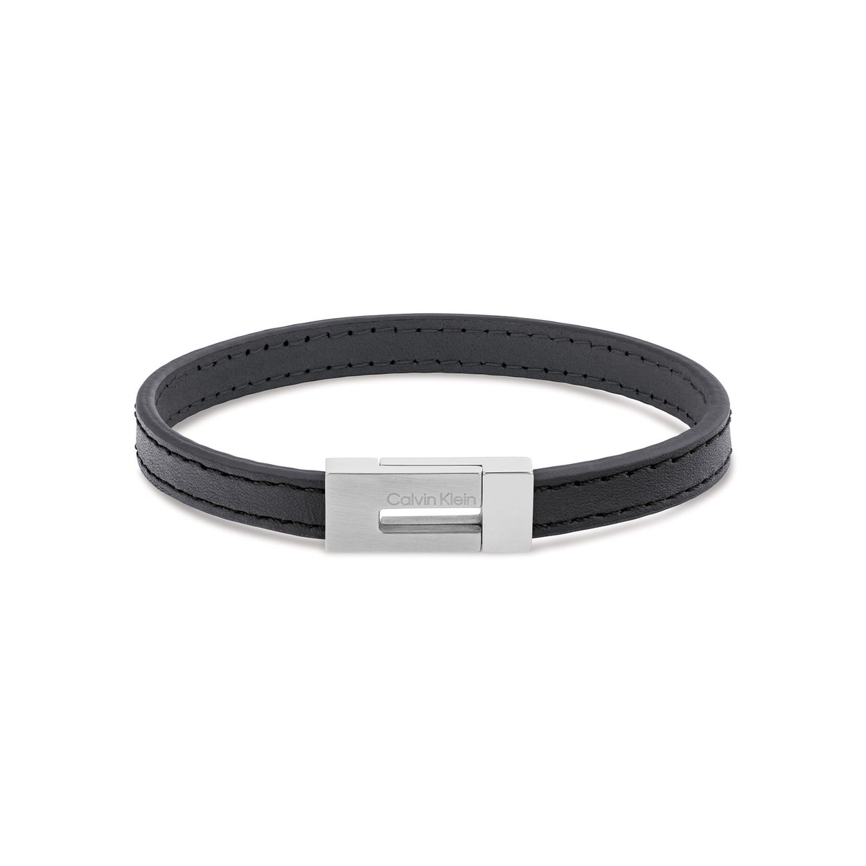 Calvin Klein CJ35100020 Heren Armband Leer
Deze leren heren armband van Calvin Klein met nr CJ35100020 heeft een nette uitstraling. De zwarte glad leren armband heeft een stalen plaat met een verstelbare magneetsluiting. De totale lengte is 19,5cm. Leuk te combineren met andere sieraden uit de serie van Calvin Klein.

OVER CALVIN KLEIN
Calvin Klein is een wereldwijd lifestylemerk dat gewaagde, vooruitstrevende idealen en een verleidelijke, vaak minimalistische, esthetiek nastreeft. Calvin Klein werd groot in de jaren 70 door haar mode- en merkjeans collecties. In de jaren 80 lanceerde Calvin Klein haar spraakmakende ondergoed dat uitdrukkelijk van logo ’s voorzien was. Vanwege het grote succes is het merk ook succesvol uitgerold in Accessoires, Parfums, Home, Brillen, Golf, Horloges en Sieraden.
Sinds de oprichting in 1968 door Calvin Klein, heeft het merk haar reputatie opgebouwd als leider in de Amerikaanse mode, dankzij een cleane esthetiek en innovatieve ontwerpen. Calvin Klein wil haar publiek verleiden en inspireren door middel van provocerende beelden en opvallende ontwerpen die prikkelen. 

SPECIFICATIES:
- Leren heren armband
- Totale lengte 19,5cm
- Zwart
- Magneetsluiting