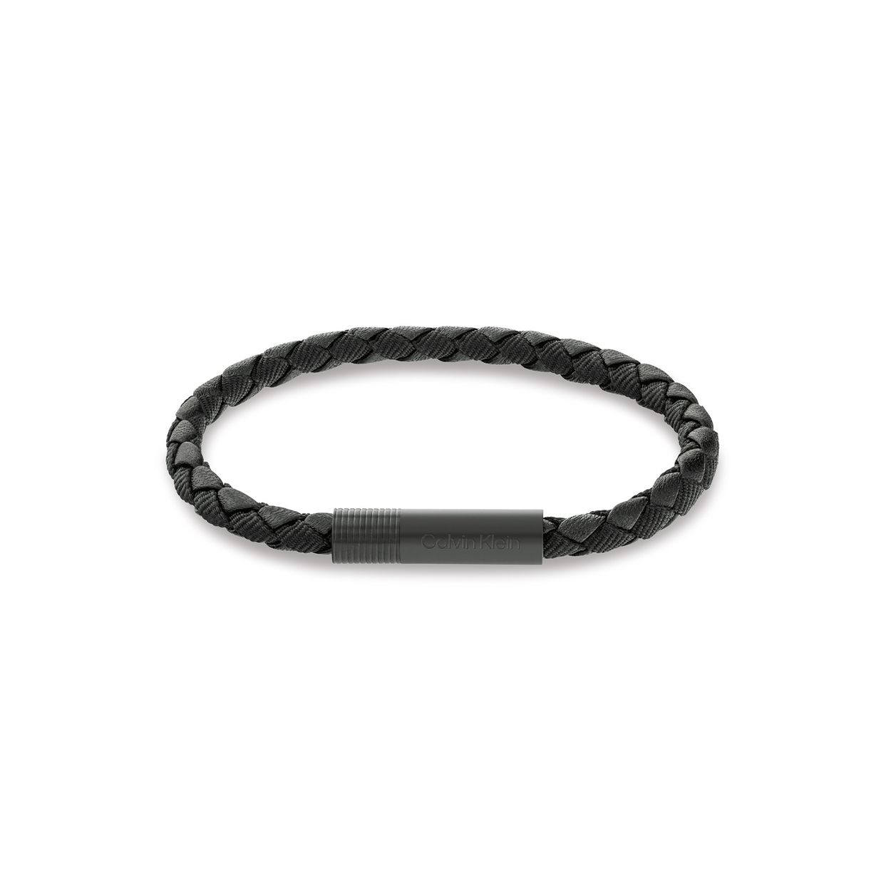 Calvin Klein CJ35100025 Heren Armband Leer
Deze leren heren armband van Calvin Klein met nr CJ35100025 heeft een nette uitstraling. De zwarte gevlochten leren en stoffen armband heeft een zwarte ronde magneetsluiting met daarop het CK logo. De totale lengte is 19,5cm. Leuk te combineren met andere sieraden uit de serie van Calvin Klein.

OVER CALVIN KLEIN
Calvin Klein is een wereldwijd lifestylemerk dat gewaagde, vooruitstrevende idealen en een verleidelijke, vaak minimalistische, esthetiek nastreeft. Calvin Klein werd groot in de jaren 70 door haar mode- en merkjeans collecties. In de jaren 80 lanceerde Calvin Klein haar spraakmakende ondergoed dat uitdrukkelijk van logo ’s voorzien was. Vanwege het grote succes is het merk ook succesvol uitgerold in Accessoires, Parfums, Home, Brillen, Golf, Horloges en Sieraden.
Sinds de oprichting in 1968 door Calvin Klein, heeft het merk haar reputatie opgebouwd als leider in de Amerikaanse mode, dankzij een cleane esthetiek en innovatieve ontwerpen. Calvin Klein wil haar publiek verleiden en inspireren door middel van provocerende beelden en opvallende ontwerpen die prikkelen. 

SPECIFICATIES:
- Leren / stoffen heren armband
- Totale lengte 19,5cm
- Zwart
- Magneetsluiting