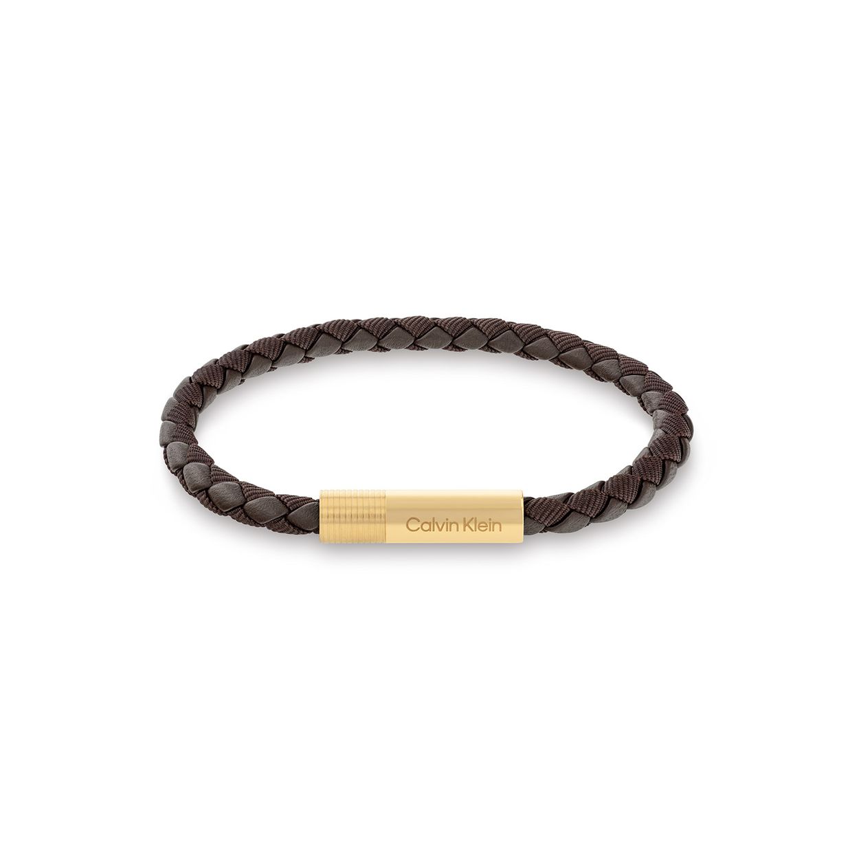Calvin Klein CJ35100027 Heren Armband Leer
Deze leren heren armband van Calvin Klein met nr CJ35100027 heeft een nette uitstraling. De bruine gevlochten leren en stoffen armband heeft een ronde magneetsluiting met daarop het CK logo. De totale lengte is 19,5cm. Leuk te combineren met andere sieraden uit de serie van Calvin Klein.

OVER CALVIN KLEIN
Calvin Klein is een wereldwijd lifestylemerk dat gewaagde, vooruitstrevende idealen en een verleidelijke, vaak minimalistische, esthetiek nastreeft. Calvin Klein werd groot in de jaren 70 door haar mode- en merkjeans collecties. In de jaren 80 lanceerde Calvin Klein haar spraakmakende ondergoed dat uitdrukkelijk van logo ’s voorzien was. Vanwege het grote succes is het merk ook succesvol uitgerold in Accessoires, Parfums, Home, Brillen, Golf, Horloges en Sieraden.
Sinds de oprichting in 1968 door Calvin Klein, heeft het merk haar reputatie opgebouwd als leider in de Amerikaanse mode, dankzij een cleane esthetiek en innovatieve ontwerpen. Calvin Klein wil haar publiek verleiden en inspireren door middel van provocerende beelden en opvallende ontwerpen die prikkelen. 

SPECIFICATIES:
- Leren en stoffen heren armband
- Totale lengte 19,5cm
- Bruin
- Magneetsluiting