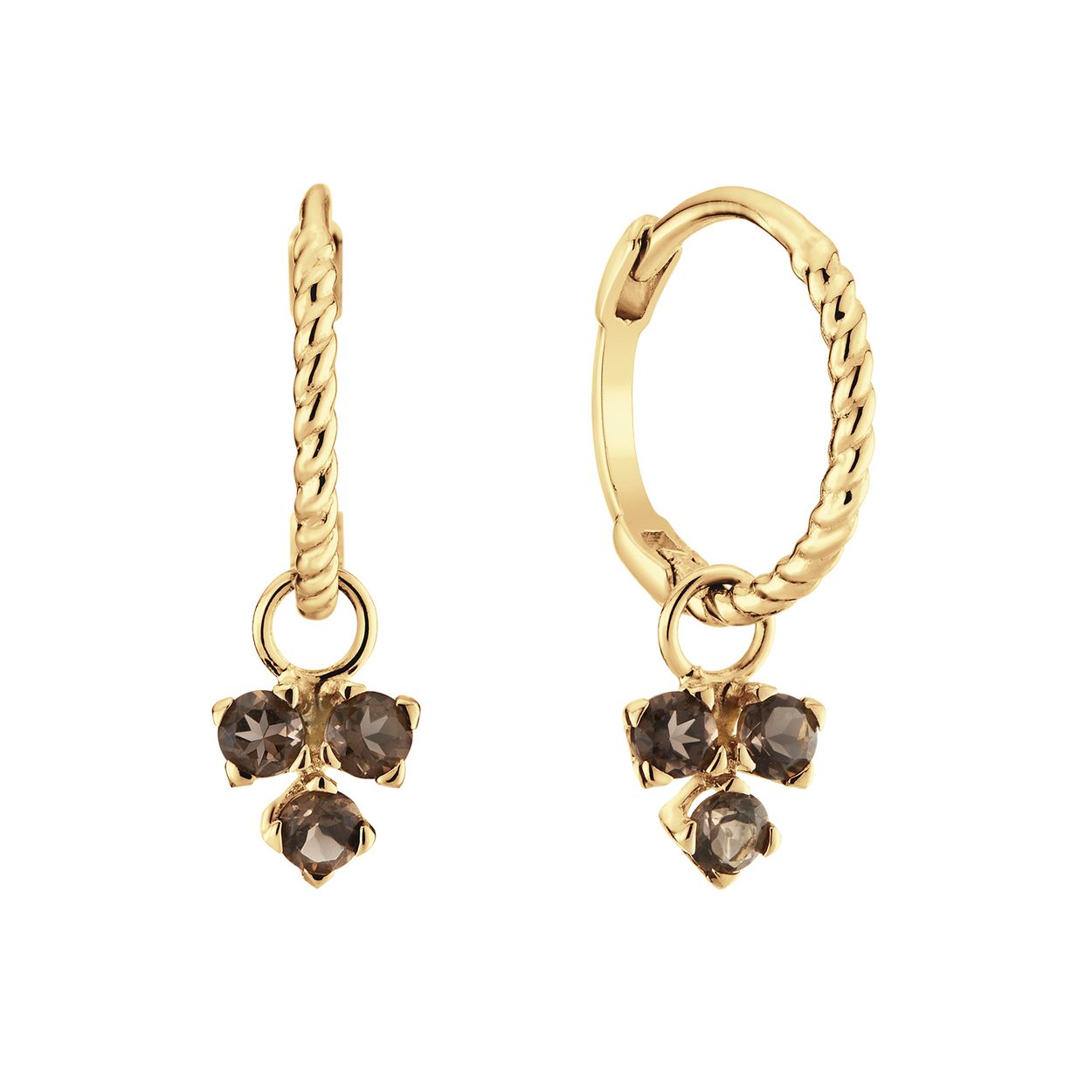 De Triangle Smoky Quartz oorringen zijn gemaakt van 14 karaat goud en bevatten een sprankelende rookkwarts edelsteen. Deze steen helpt ontspannen, loslaten en accepteren. Een mooie toevoeging aan jouw earparty!

Tropical Paradise
Dat Jackie van reizen houdt is geen geheim. Voor haar 14 karaat gouden sieradencollectie heeft zij zich deze keer laten inspireren door de tropen.
Haar Tropical Paradise collectie biedt een mix van elegantie en avontuur. Voel de zon schijnen waar je ook bent!

Weelderige jungles, azuurblauwe oceanen en de schittering van de zon op witte zandstranden: de ontwerpen met edelstenen zijn een weerspiegeling van Jackie’s mooiste herinneringen. Of het een dag op kantoor is of een avondje uit, deze sieraden voegen een vleugje exotische allure toe aan elke gelegenheid.

Het merk
Jackie is hét 14 karaat gouden on trend sieradenmerk. De collecties zijn geïnspireerd op de reizen die ik maak, van stedentrips tot exotische oorden. Elk gouden sieraad is helemaal van nu, handgemaakt door Europese goudsmeden en vervaardigd van overwegend gerecycled goud met echte edelstenen en zoetwaterparels. Elke collectie is dan ook met veel liefde en passie samengesteld. Mijn Jackie sieraden zijn de perfecte finishing touch voor iedere outfit!

Specificaties
- Oorsieraad
- Materiaal: 14 Karaat - Geelgoud - 585
- Smoky Quartz Hoops 
- Lengte 15mm