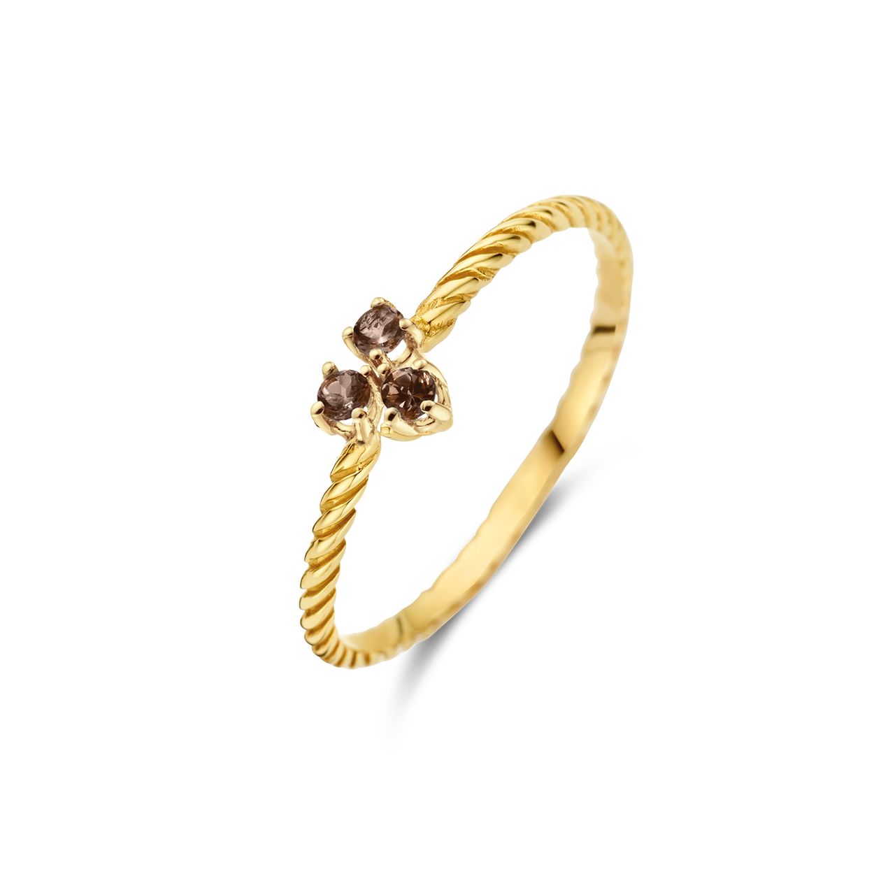De Triangle Smoky Quartz ring met gedraaide band is gemaakt van 14 karaat goud en versierd met sprankelende rookkwarts edelstenen. Deze eye-catcher is perfect om te combineren met andere ringen uit de Jackie collectie. Stack it!

Tropical Paradise
Dat Jackie van reizen houdt is geen geheim. Voor haar 14 karaat gouden sieradencollectie heeft zij zich deze keer laten inspireren door de tropen.
Haar Tropical Paradise collectie biedt een mix van elegantie en avontuur. Voel de zon schijnen waar je ook bent!

Weelderige jungles, azuurblauwe oceanen en de schittering van de zon op witte zandstranden: de ontwerpen met edelstenen zijn een weerspiegeling van Jackie’s mooiste herinneringen. Of het een dag op kantoor is of een avondje uit, deze sieraden voegen een vleugje exotische allure toe aan elke gelegenheid.

Het merk
Jackie is hét 14 karaat gouden on trend sieradenmerk. De collecties zijn geïnspireerd op de reizen die ik maak, van stedentrips tot exotische oorden. Elk gouden sieraad is helemaal van nu, handgemaakt door Europese goudsmeden en vervaardigd van overwegend gerecycled goud met echte edelstenen en zoetwaterparels. Elke collectie is dan ook met veel liefde en passie samengesteld. Mijn Jackie sieraden zijn de perfecte finishing touch voor iedere outfit!

Specificaties
- Ring 56 1mm
- Materiaal: 14 Karaat - Geelgoud - 585
- Smoky Quartz