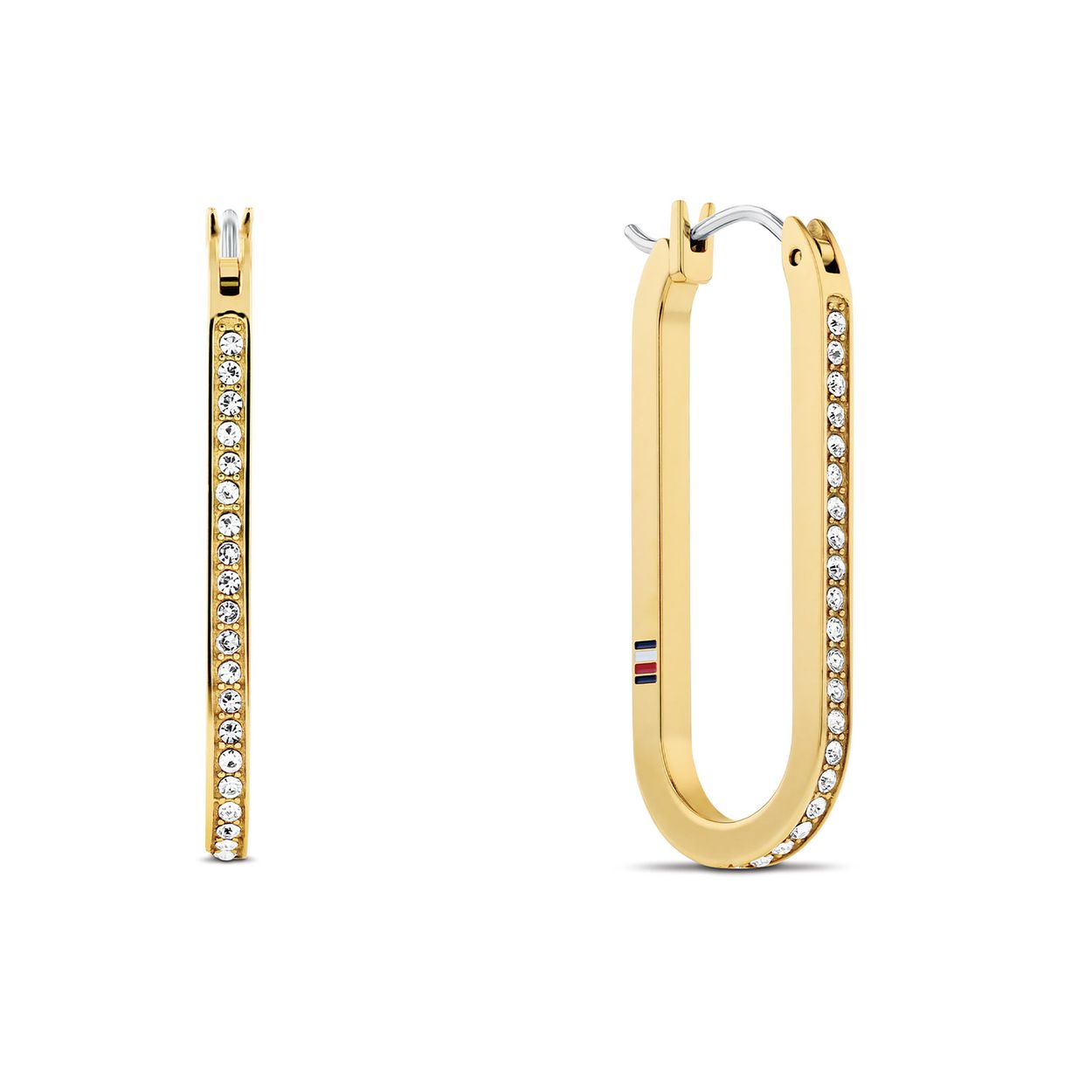 Tommy Hilfiger Jewels TJ2780866 Oorbellen Dames Staal 3cm Kristal
Deze oorhangers van Tommy Hilfiger uit de jewelry serie met nr: TJ2780866 hebben een shiny uitstraling. De slanke en langwerpige goudkleurige oorringen zijn aan de voorkant bezet met kristallen. Aan de achterzijde is het Tommy logo gedrukt. De lengte van de oorringen is 3cm. Ook leuk te combineren met andere sieraden van Tommy Hilfiger.

Het merk:
Tommy Hilfiger is wereldwijd één van de grootste designer lifestyle merken en is internationaal bekend om haar classic American cool stijl. De sieraden zijn voor dames en heren met een eigen stijl, die niet bang zijn om dit aan de wereld te laten zien.

Specificaties:
- Oorringen met kristallen
- Goudkleurig staal
- Totale lengte 3cm
- Dames sieraad