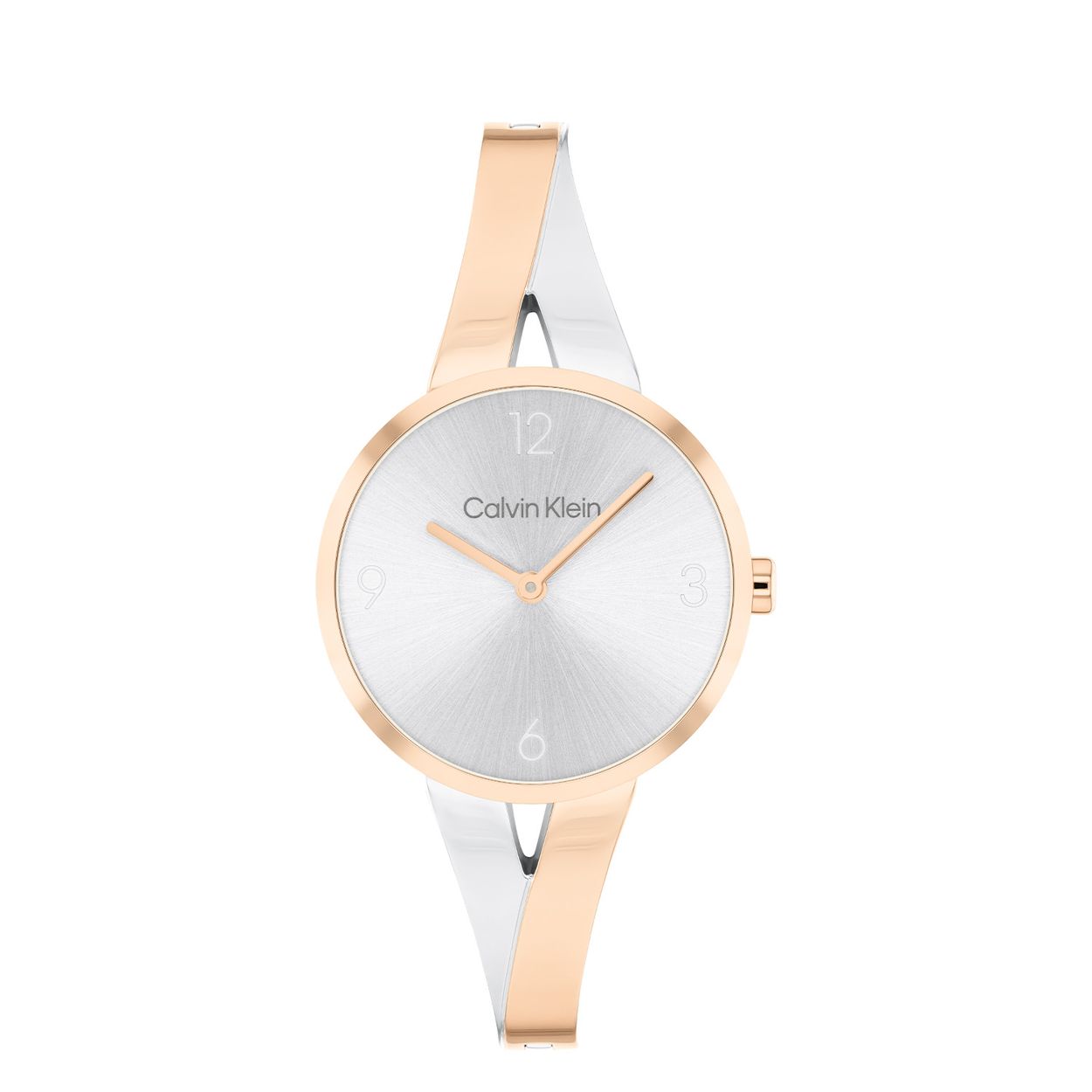 Calvin Klein CK25100028 Dames Staal Horloge 30mm 
Dit Calvin Klein dameshorloge met nr CK25100028 is een chique en minimalistisch ontwerp. De stijlvolle ronde stalen rosékleurige kast heeft een gladde bezel en een zilverkleurige wijzerplaat met hele fijne uursaanduiding. Aan het horloge zit een speciaal gevormde spangband die aan de onderkant overloopt in schakels. Het sierlijke horloge heeft een mineraalglas, een doorsnee van 30mm en is 3ATM.

OVER CALVIN KLEIN
Calvin Klein is een wereldwijd lifestylemerk dat gewaagde, vooruitstrevende idealen en een verleidelijke, vaak minimalistische, esthetiek nastreeft. Calvin Klein werd groot in de jaren 70 door haar mode- en merkjeans collecties. In de jaren 80 lanceerde Calvin Klein haar spraakmakende ondergoed dat uitdrukkelijk van logo ’s voorzien was. Vanwege het grote succes is het merk ook succesvol uitgerold in Accessoires, Parfums, Home, Brillen, Golf, Horloges en Sieraden.
Sinds de oprichting in 1968 door Calvin Klein, heeft het merk haar reputatie opgebouwd als leider in de Amerikaanse mode, dankzij een cleane esthetiek en innovatieve ontwerpen. Calvin Klein wil haar publiek verleiden en inspireren door middel van provocerende beelden en opvallende ontwerpen die prikkelen. 

SPECIFICATIES:
- Mineraalglas
- Rosékleurige stalen kast
- Zilverkleurige wijzerplaat 
- Bi-color spang en schakelband
- Ronde kastvorm, Ø 30mm
- 3ATM