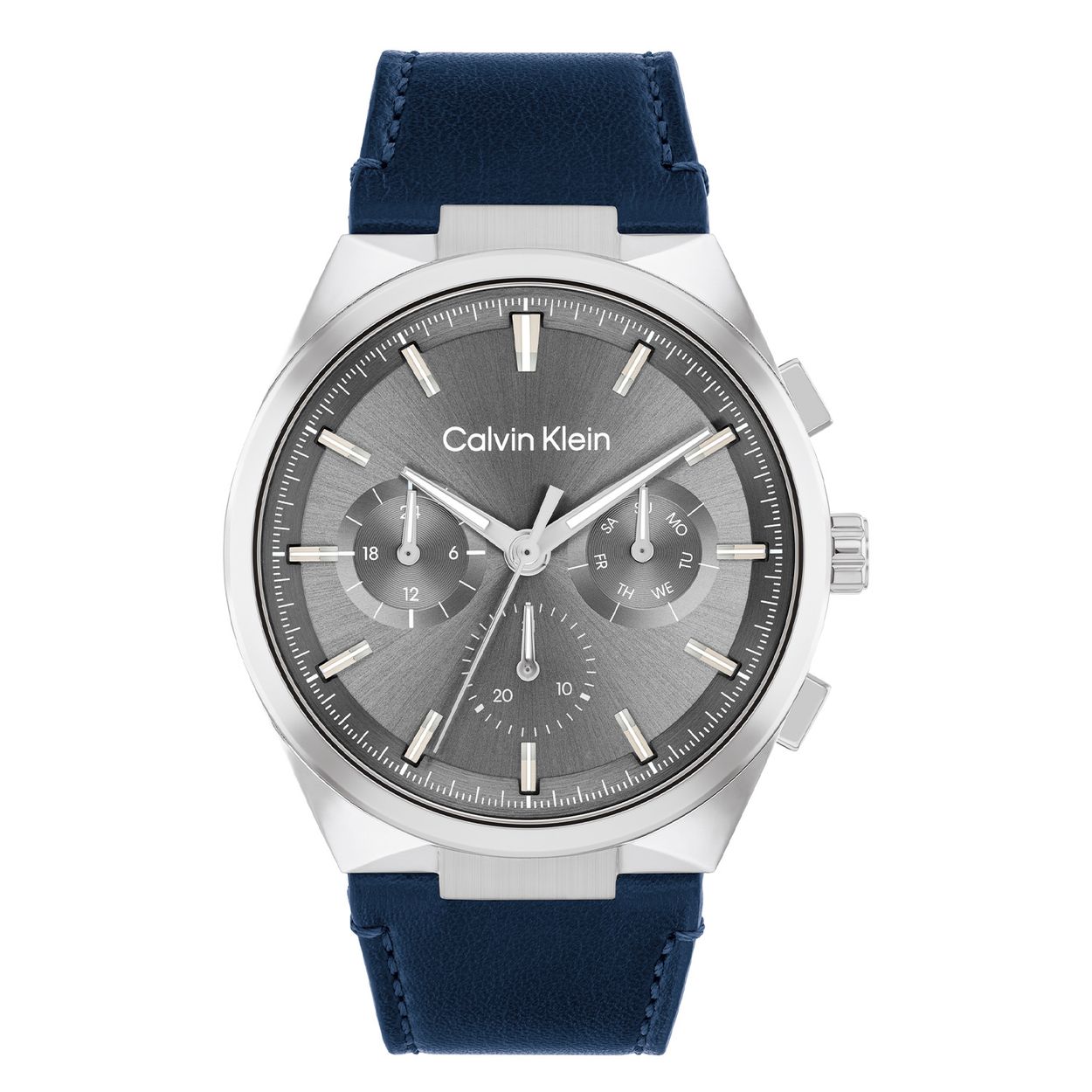Calvin Klein CK25200444Heren Staal Horloge 44mm Dit Calvin Klein herenhorloge met nr CK25200444 is een chique en sportief ontwerp. De stijlvolle ronde stalen kast heeft een gladde bezel met een grijze wijzerplaat met dag, datum en 24-uursaanduiding. Aan het horloge zit een blauwe leren band met gespsluiting. Het horloge heeft een mineraalglas, een doorsnee van 44mm en is 3ATM. OVER CALVIN KLEIN Calvin Klein is een wereldwijd lifestylemerk dat gewaagde, vooruitstrevende idealen en een verleidelijke, vaak minimalistische, esthetiek nastreeft. Calvin Klein werd groot in de jaren 70 door haar mode- en merkjeans collecties. In de jaren 80 lanceerde Calvin Klein haar spraakmakende ondergoed dat uitdrukkelijk van logo ’s voorzien was. Vanwege het grote succes is het merk ook succesvol uitgerold in Accessoires, Parfums, Home, Brillen, Golf, Horloges en Sieraden. Sinds de oprichting in 1968 door Calvin Klein, heeft het merk haar reputatie opgebouwd als leider in de Amerikaanse mode, dankzij een cleane esthetiek en innovatieve ontwerpen. Calvin Klein wil haar publiek verleiden en inspireren door middel van provocerende beelden en opvallende ontwerpen die prikkelen. SPECIFICATIES: - Mineraalglas - Stalen kast - Grijze wijzerplaat - Blauwe leren band - Ronde kastvorm, Ø 44mm - 3ATM