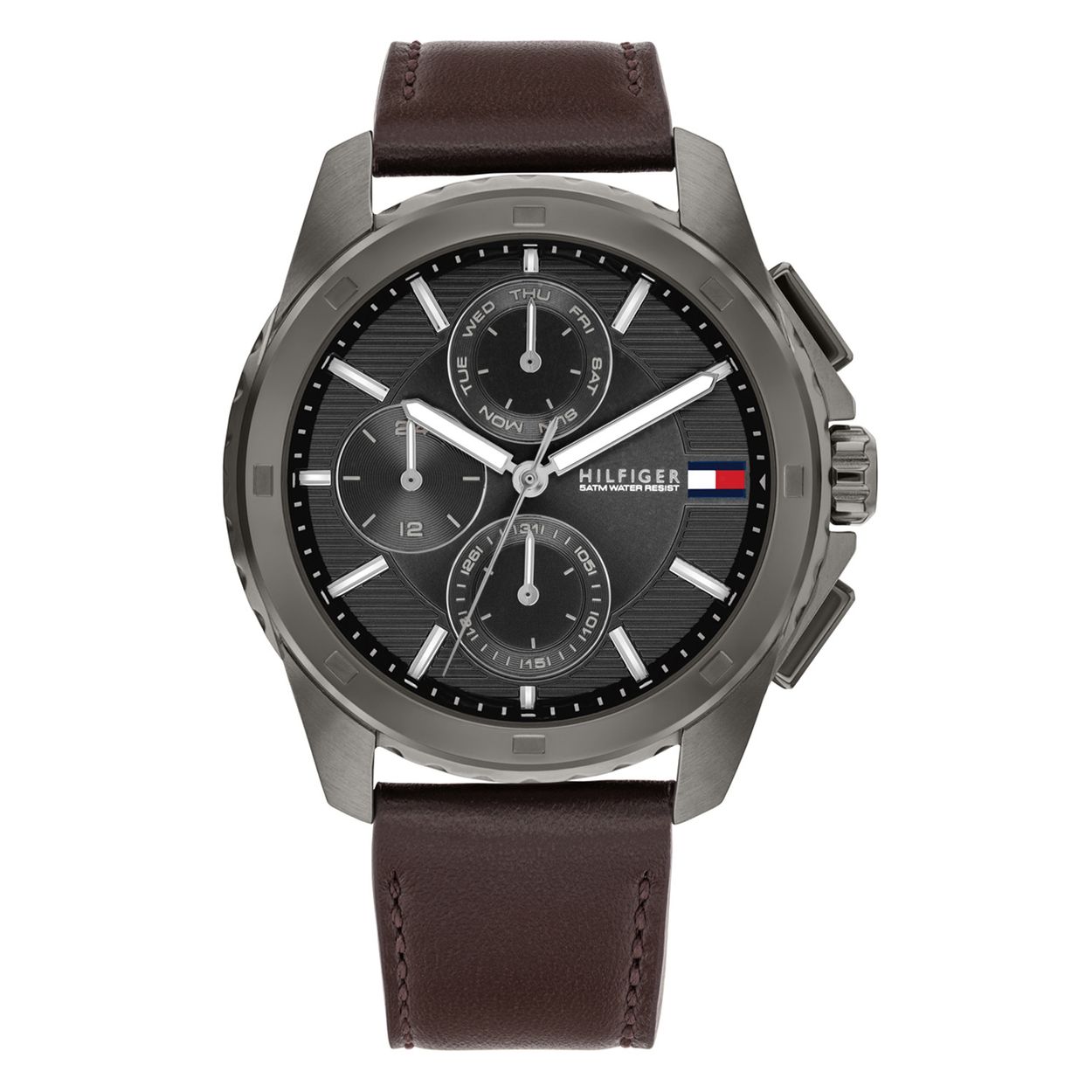 Dit Tommy Hilfiger horloge behoort tot de Walker collectie.
Referentienummer: TH1710623 

Dit horloge van Tommy Hilfiger is een stoer herenhorloge die niet in je collectie mag ontbreken. Het stalen herenhorloge heeft een ronde gunmetal kast met een grijze meerlaagse bewerkte wijzerplaat met dag,- datum, en 24-uursaanduiding. De wijzers en uursaanduiding zijn ingelegd met lumibrite. Aan het horloge zit een bruine leren band met een gespsluiting. De bewerkte kroon is mooi weggewerkt in de kast waardoor hij minder kwetsbaar is. Het horloge heeft een mineraalglas, een doorsnee van 44mm en is 5ATM.  
