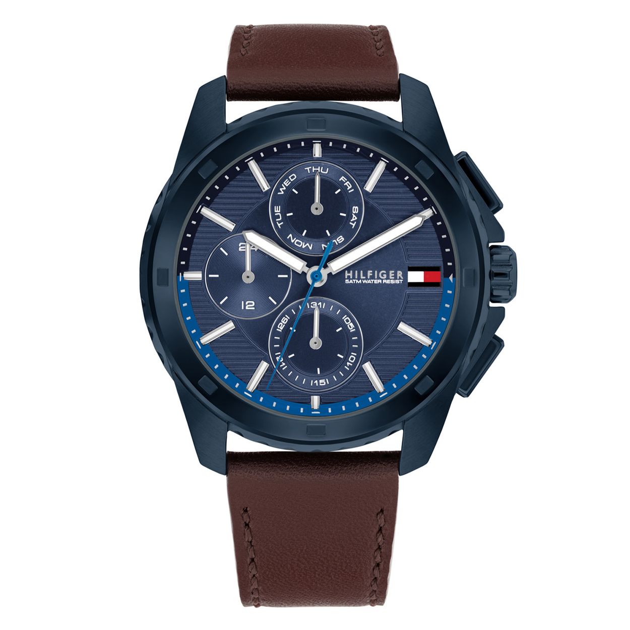 Dit Tommy Hilfiger horloge behoort tot de Walker collectie.
Refentienummer: TH1710632 

Dit horloge van Tommy Hilfiger is een stoer herenhorloge die niet in je collectie mag ontbreken. Het stalen herenhorloge heeft een ronde blauwe kast met een blauwe meerlaagse bewerkte wijzerplaat met dag,- datum, en 24-uursaanduiding. De wijzers en uursaanduiding zijn ingelegd met lumibrite. Aan het horloge zit een bruine leren band met een gespsluiting. De bewerkte kroon is mooi weggewerkt in de kast waardoor hij minder kwetsbaar is. Het horloge heeft een mineraalglas, een doorsnee van 44mm en is 5ATM.  
