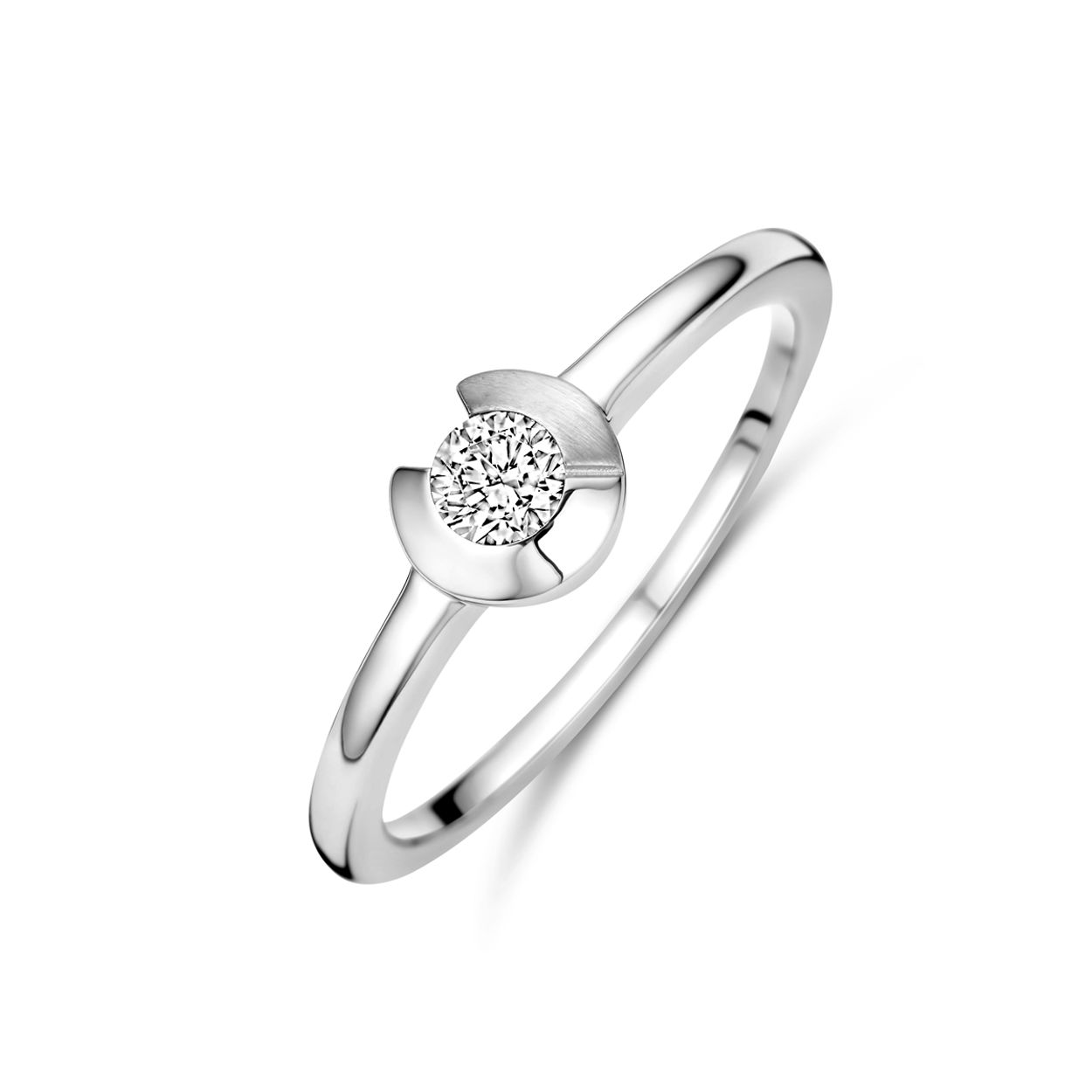 Gerhodineerd 925 zilveren ring uitgevoerd met zirkonia. De ring heeft een breedte van 5.5mm.