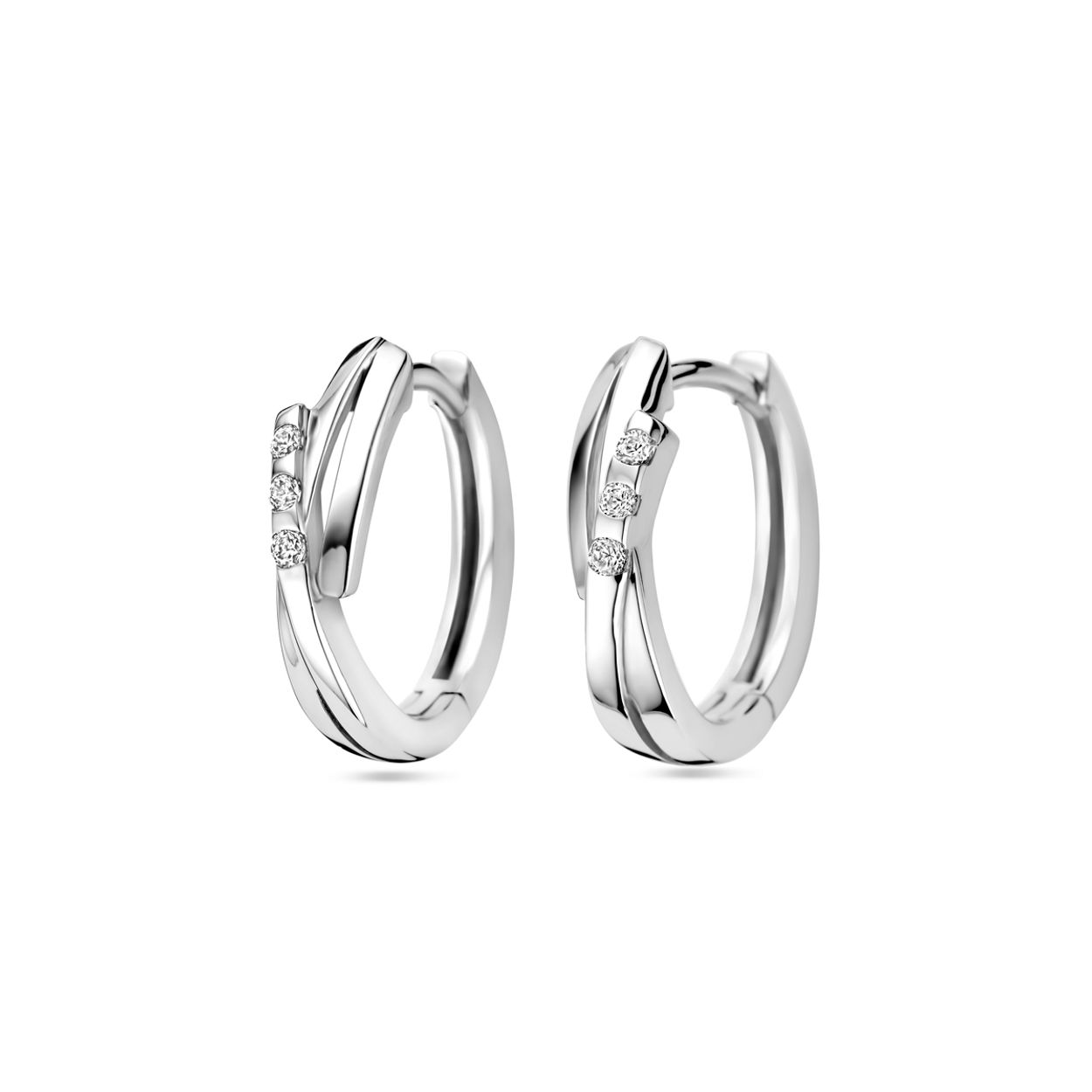 Gerhodineerd 925 zilveren klapoorringen uitgevoerd met zirkonia. De oorringen hebben een totale hoogte van 16mm.