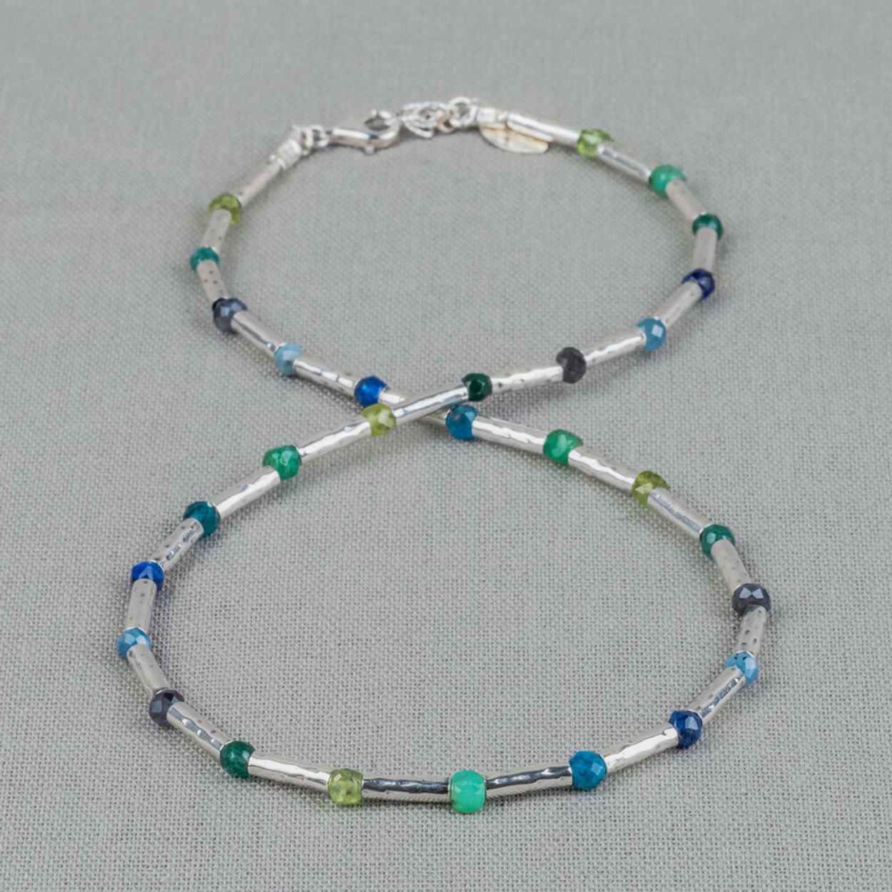 Collier gemaakt van 925 sterling zilveren buisjes in combinatie met verschillende edelstenen. Hij is verstelbaar dankzij het verlengkettinkje. Combineer dit collier met de bijpassende armband voor een complete look!