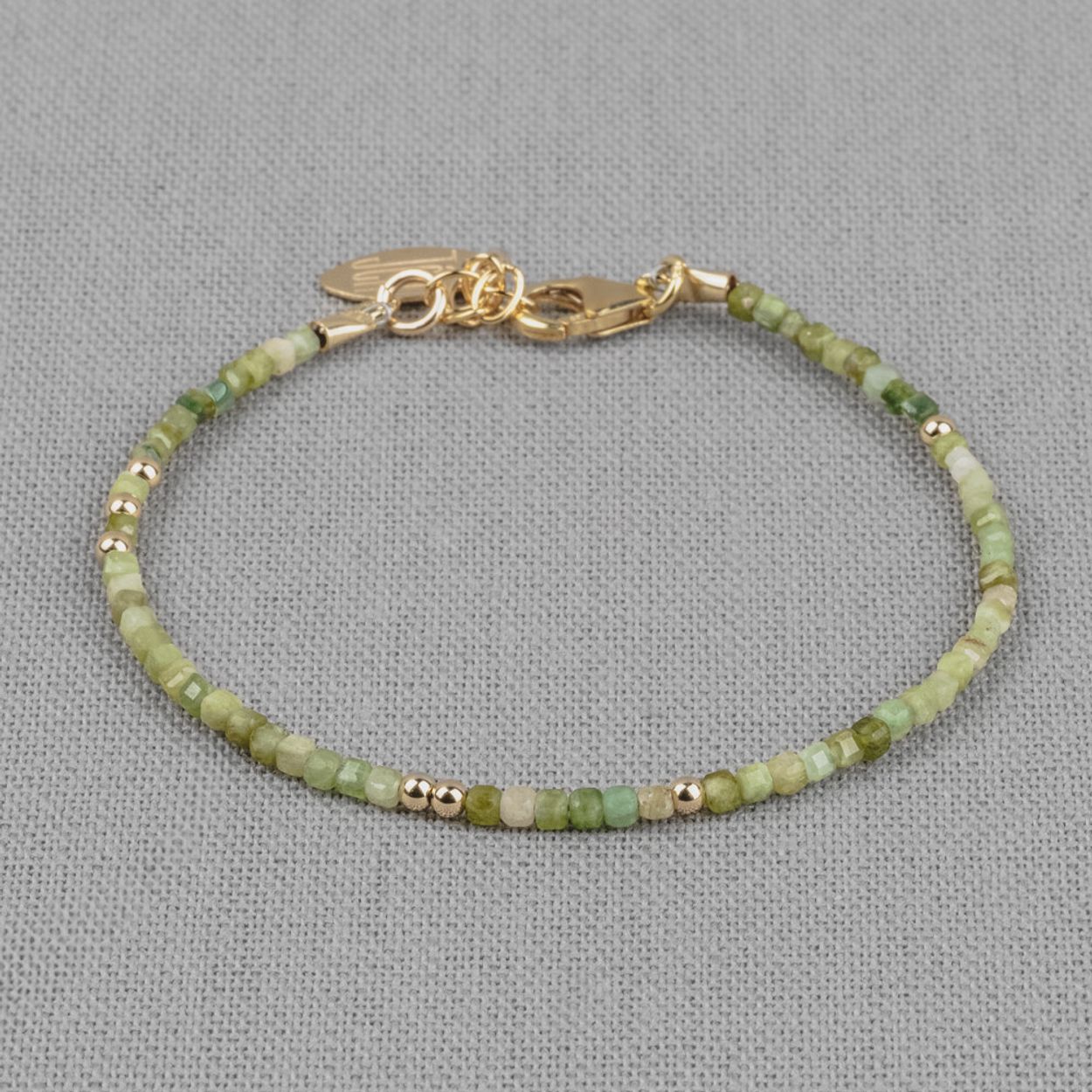 Armband uit de Sparkling Gems-lijn gemaakt van Goldfilled in combinatie met de edelsteen Groene Toermalijn. Toermalijn werkt aardend, beschermend en reinigend. Deze edelsteen geeft bescherming tegen negatieve energie. Deze armband is perfect te combineren met de bijpassende armband.
