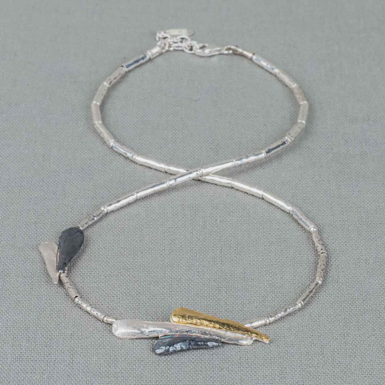 Collier gemaakt van 925 sterling zilveren tubes in combinatie met zilver verguld en geoxideerd zilver. Dit collier is prachtig te combineren met een paar oorbellen, een armband en ring!