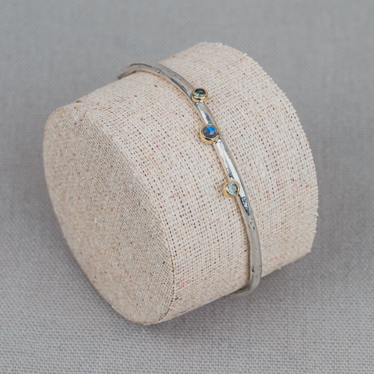 Klemarmband gemaakt van 925 sterling zilver in combinatie met 9 karaat en de edelstenen Labradoriet en Toermalijn. Combineer met de andere sieraden van Jeh Jewels.