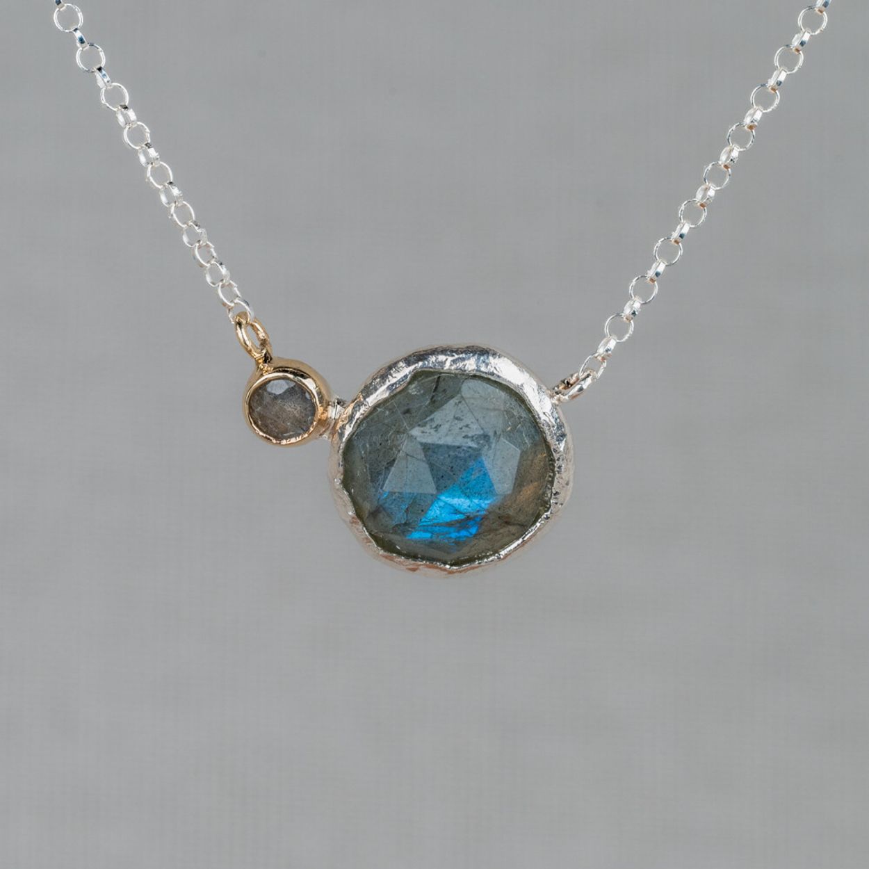 Collier gemaakt van 925 sterling zilver in combinatie met een zilveren + 9 karaat hanger met daarin een Labradoriet edelsteen. Labradoriet is een magische, beschermende en spirituele steen. Het beschermt het eigen energieveld (aura) tegen negatieve invloeden uit de omgeving. Combineer met een paar mooie oorbellen, een ring en armband voor een complete look!