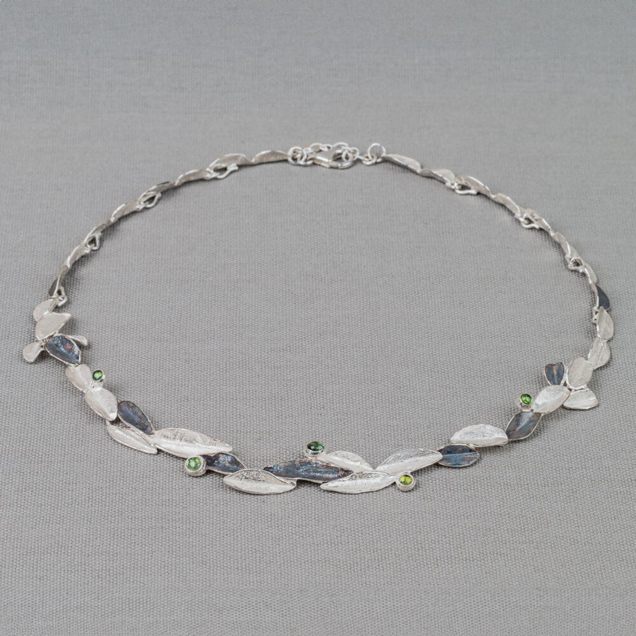 Collier gemaakt van 925 sterling zilver, geoxideerd zilver in combinatie met de edelsteen Groene Toermalijn. Toermalijn werkt aardend, beschermend en reinigend. Deze edelsteen is zeer geschikt om te gebruiken als bescherming tegen negatieve energie. Combineer dit collier met passende oorbellen, een armband en ring voor een complete look!