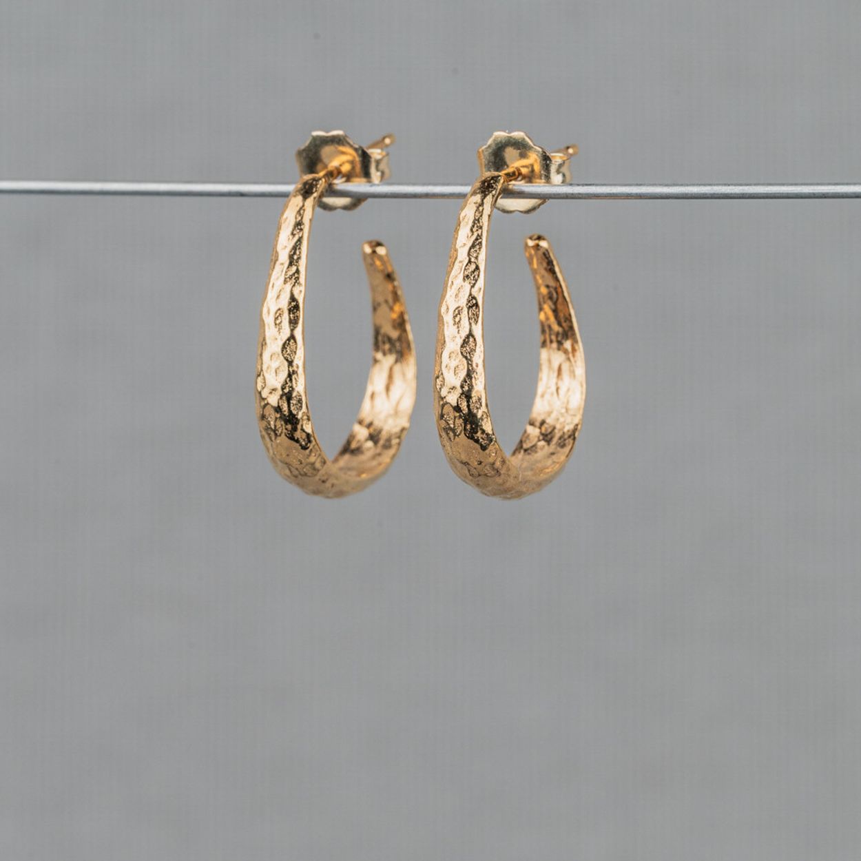 Oorhoepels gemaakt van zilver verguld in combinatie met hamerslag. Deze oorbellen zijn perfect te combineren met de andere sieraden van Jeh Jewels.