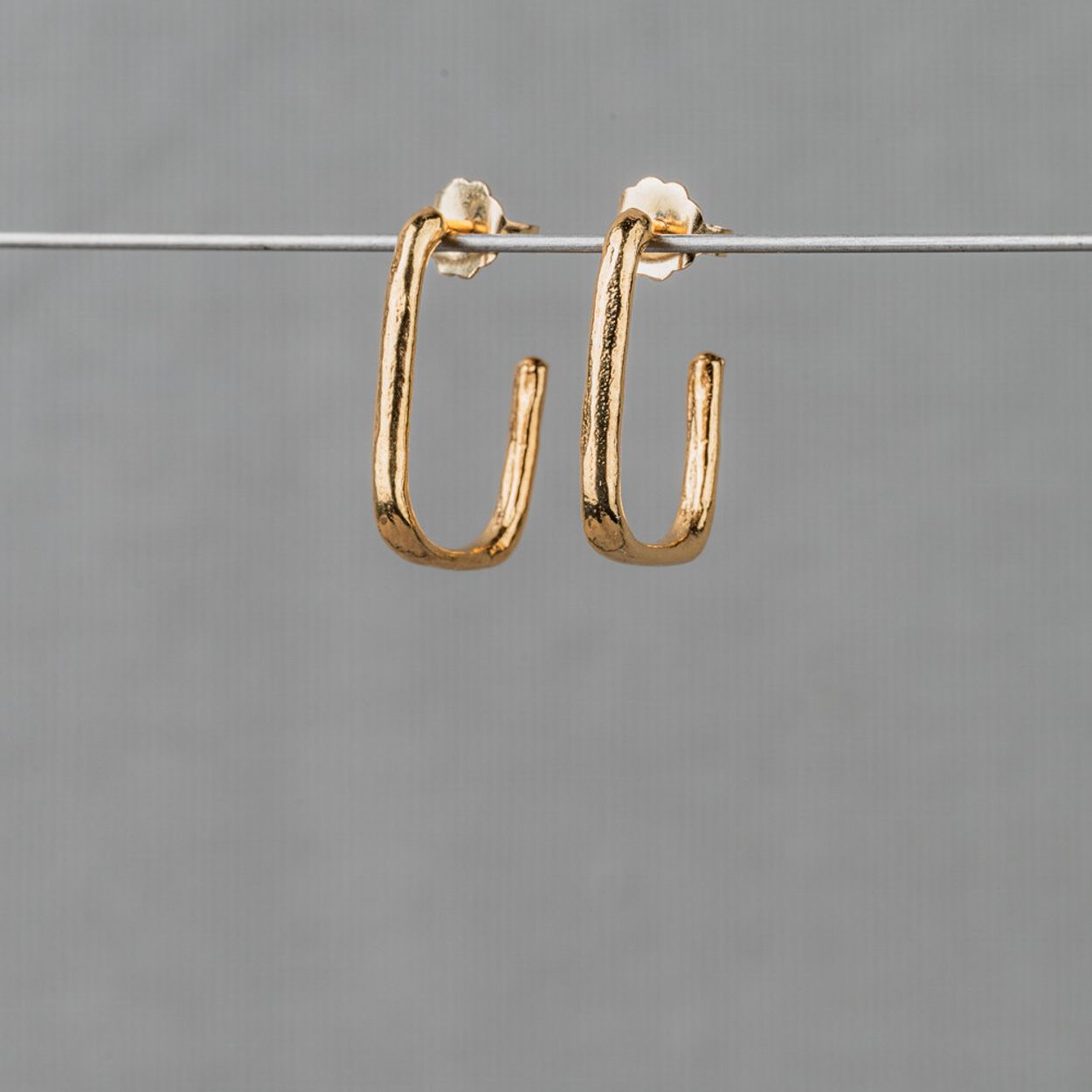 Oorhoepel gemaakt van zilver verguld. Een mooie oorbel die perfect gecombineerd kan worden met onze andere sieraden!