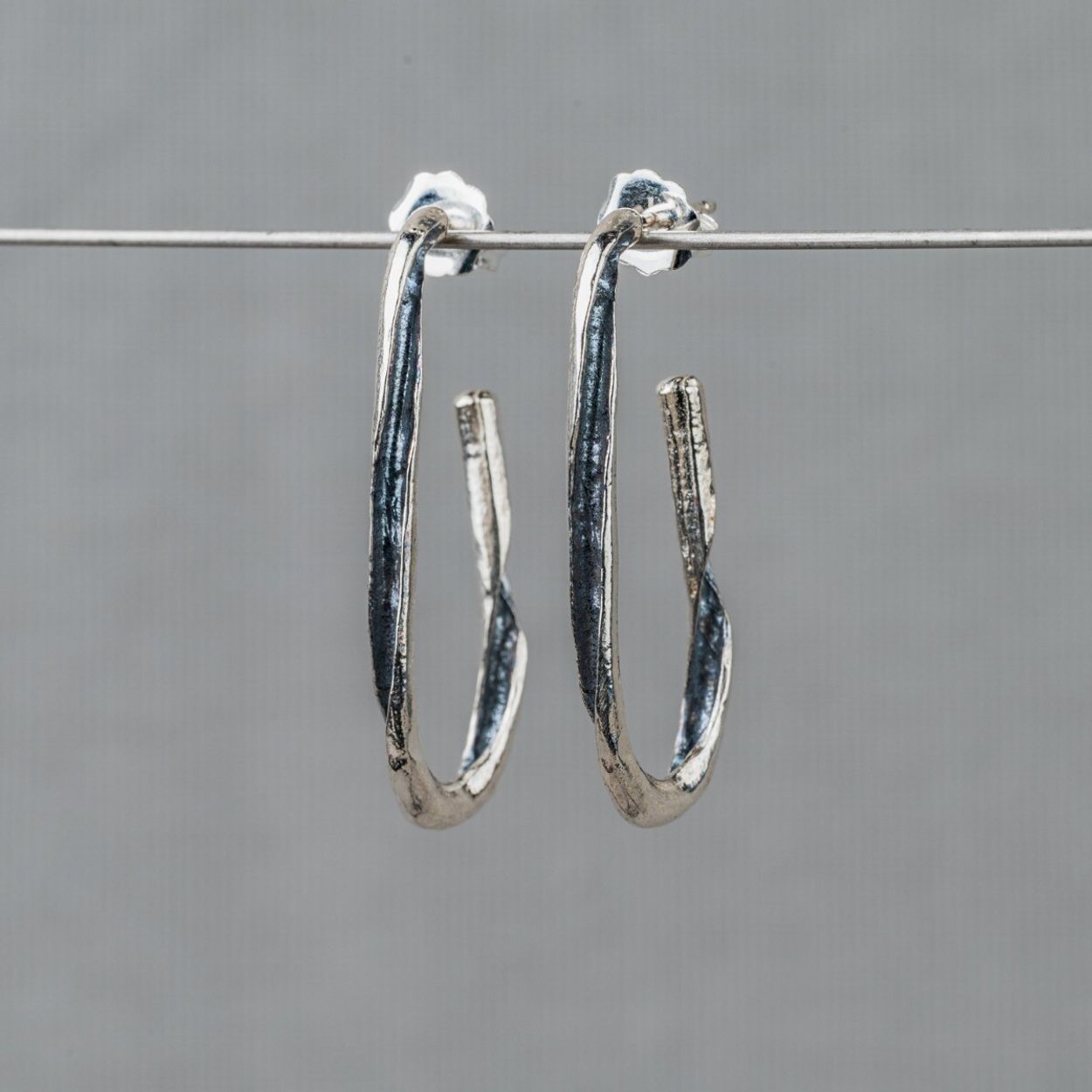 Oorhoepel gemaakt van 925 sterling zilver in combinatie met geoxideerd zilver. Kan goed gedragen worden met de andere sieraden van Jeh Jewels.