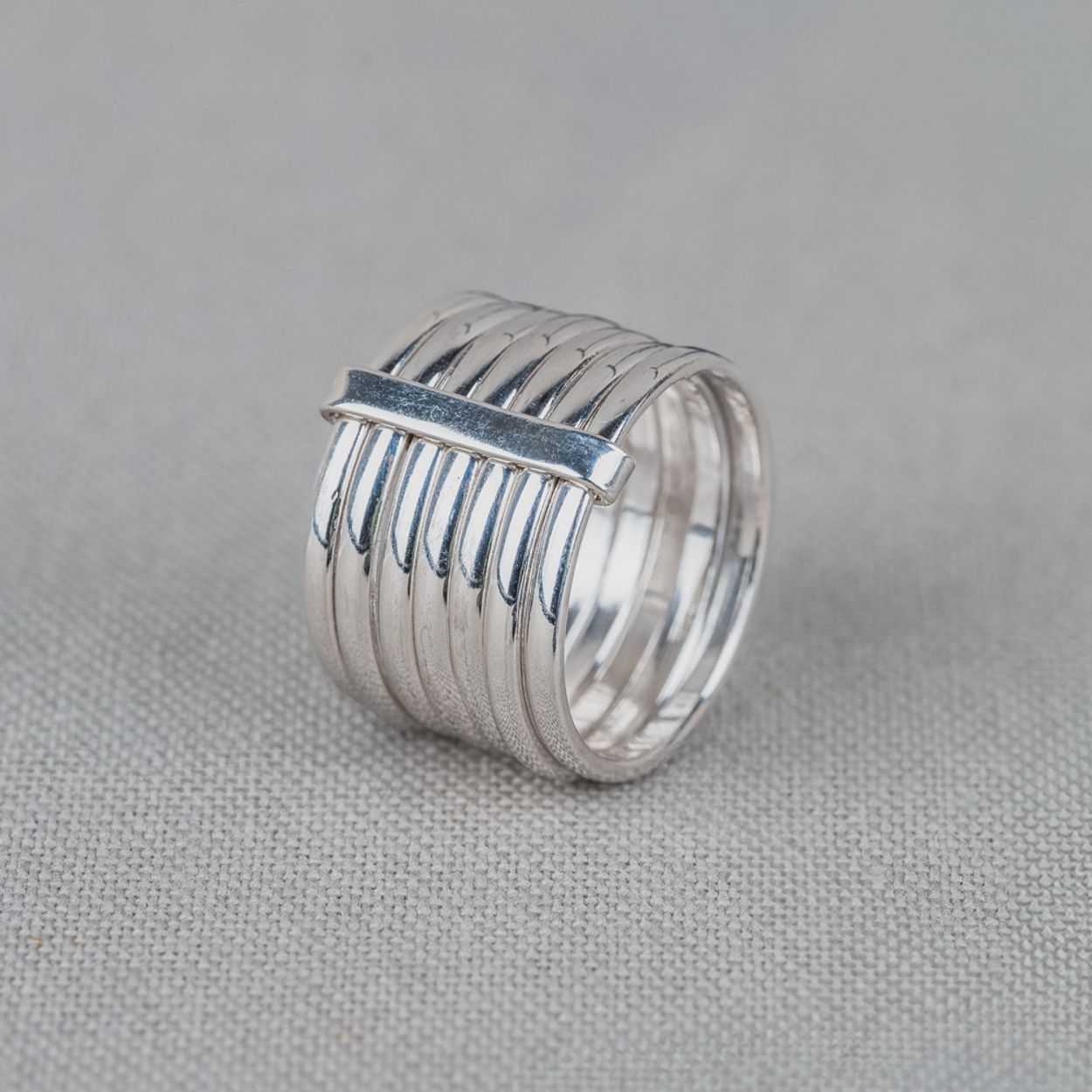 Ring gemaakt van 925 sterling zilver. Deze ring bestaat uit 7 losse ringetjes die bij elkaar worden gehouden door een platte band. Combineer met een mooi paar oorbellen, een collier en armband voor een complete look!