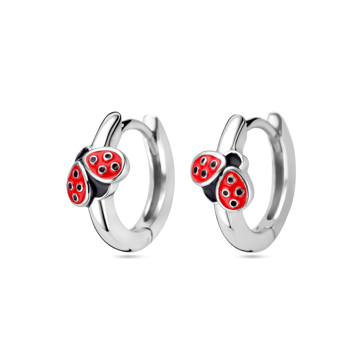 Gerhodineerd 925 zilveren klapoorringen uitgevoerd in de vorm van een lieveheersbeestje met rood en zwart emaille. De oorringen hebben een diameter van 12x5mm.