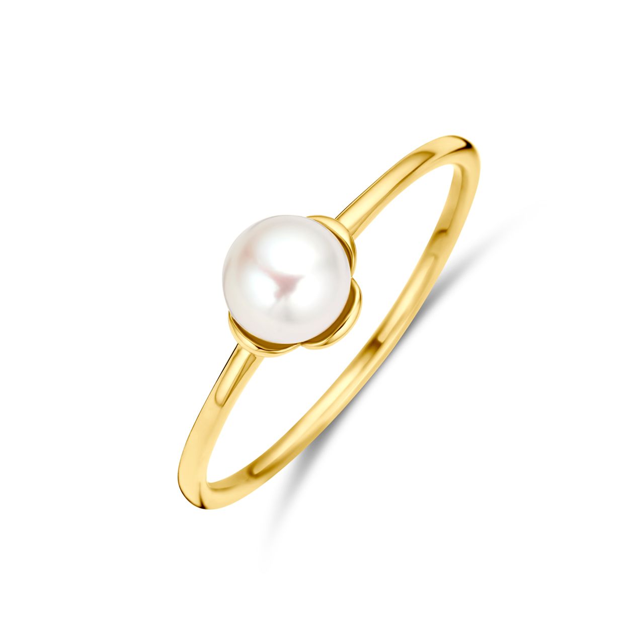 14k Geelgouden ring uitgevoerd met een parel. De ring heeft een breedte van 6.5mm.