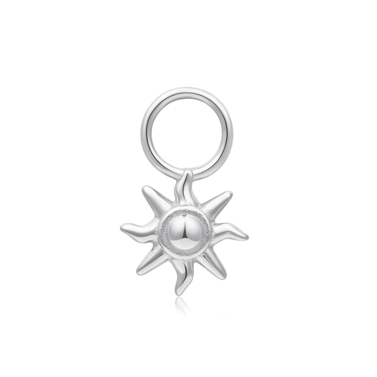 De perfecte toevoeging aan elke oorbellen collectie. Ontdek onze gouden sunshine charm, gemaakt van gerhodineerd sterling zilver. Deze glinsterende zon charm schuif je eenvoudig op de hoepel of knuffel oorbel van je keuze om een klassieke look om te toveren in een onmisbaar seizoensartikel. Draag hem asymmetrisch of kies er twee om een bijpassende set te maken en stapel hem op je favoriete studs.

HET MERK
Geïnspireerd door de laatste fashion trends is Ania Haie het toonaangevende sieradenmerk voor hoogkwalitatieve maar ook betaalbare zilveren sieraden, zonder op de kwaliteit in te leveren. Iedere collectie is gebaseerd op de laatste catwalktrends, waardoor Ania Haie snel tot hét sieradenmerk voor stijlbewuste consumenten is verkozen. Elk sieraad wordt ontworpen om te combineren met andere sieraden waardoor je je eigen look kunt creëren. Maar ook zijn Ania Haie sieraden opvallend genoeg om op zichzelf te dragen.

SPECIFICATIES
- Ania Haie
- Pop Charms Earring
- 925 zilver 
- Sunshine
- AH EC055-05H
