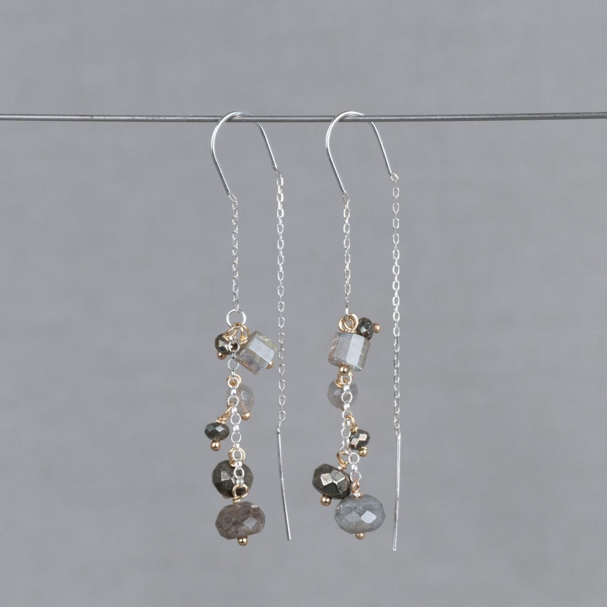 Doortrek oorbellen gemaakt van 925 sterling zilver in combinatie met de edelstenen Labradoriet en Pyriet. 