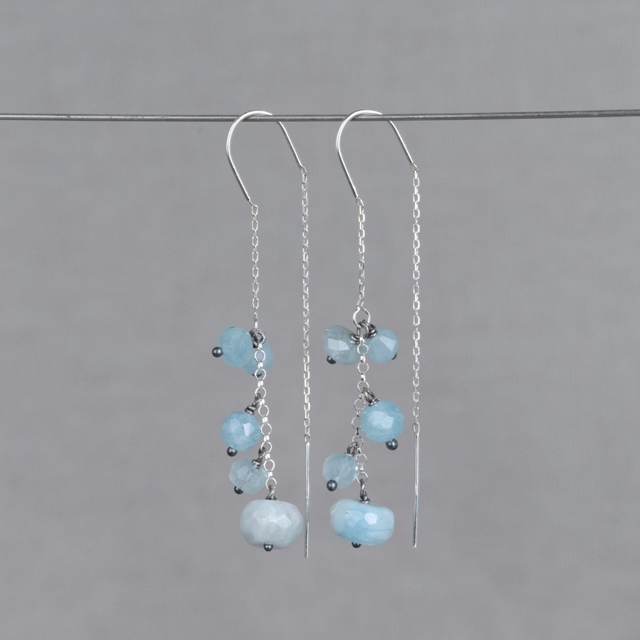 Doortrek oorbellen gemaakt van 925 sterling zilver in combinatie met de edelsteen Aquamarijn. Aquamarijn is een baken van rust in de storm van het dagelijkse leven. Deze blauwe steen heeft een voedende energie. Combineer deze oorbellen met het bijpassende collier!
