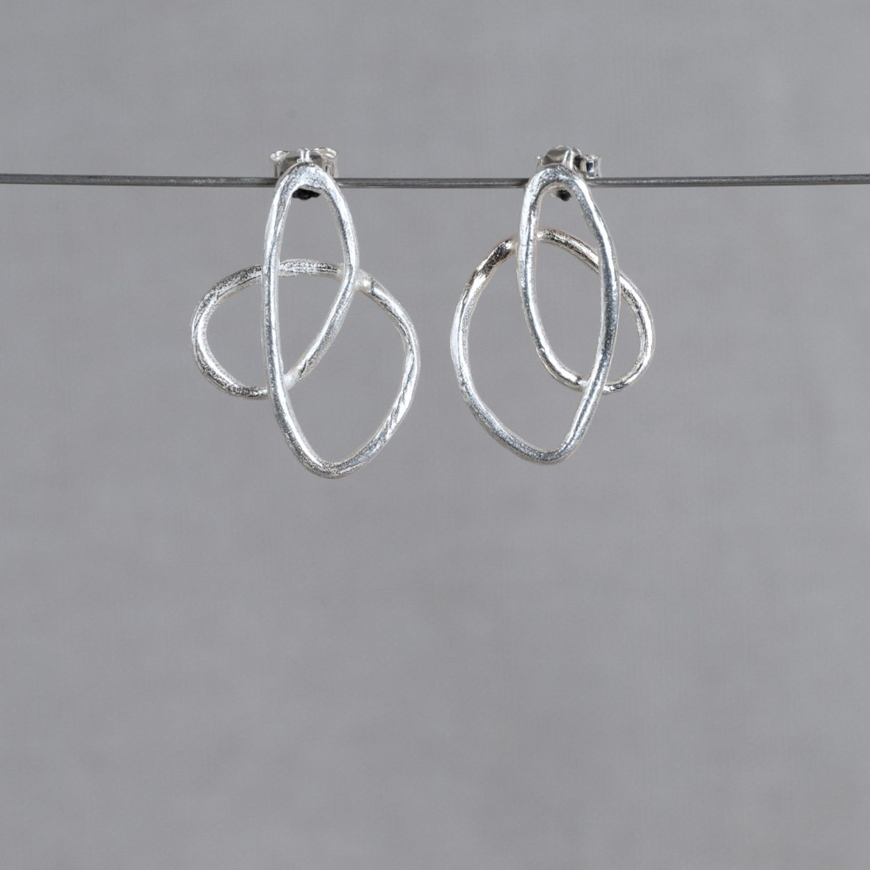 Oorsteker gemaakt van 925 sterling zilver. Deze creatieve oorbel kun je perfect combineren met een mooi collier, een armband en ring voor een complete look!