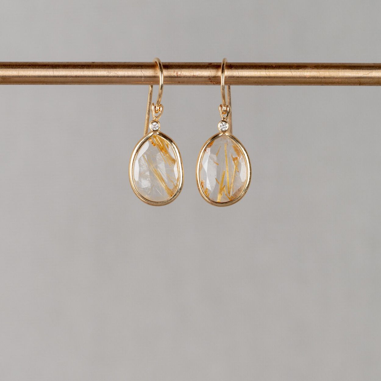 Oorbel gemaakt van 14 karaat goud in combinatie met de edelsteen Gold Rutiel. Combineer deze oorbellen met de andere gouden sieraden uit de Rocky-lijn.