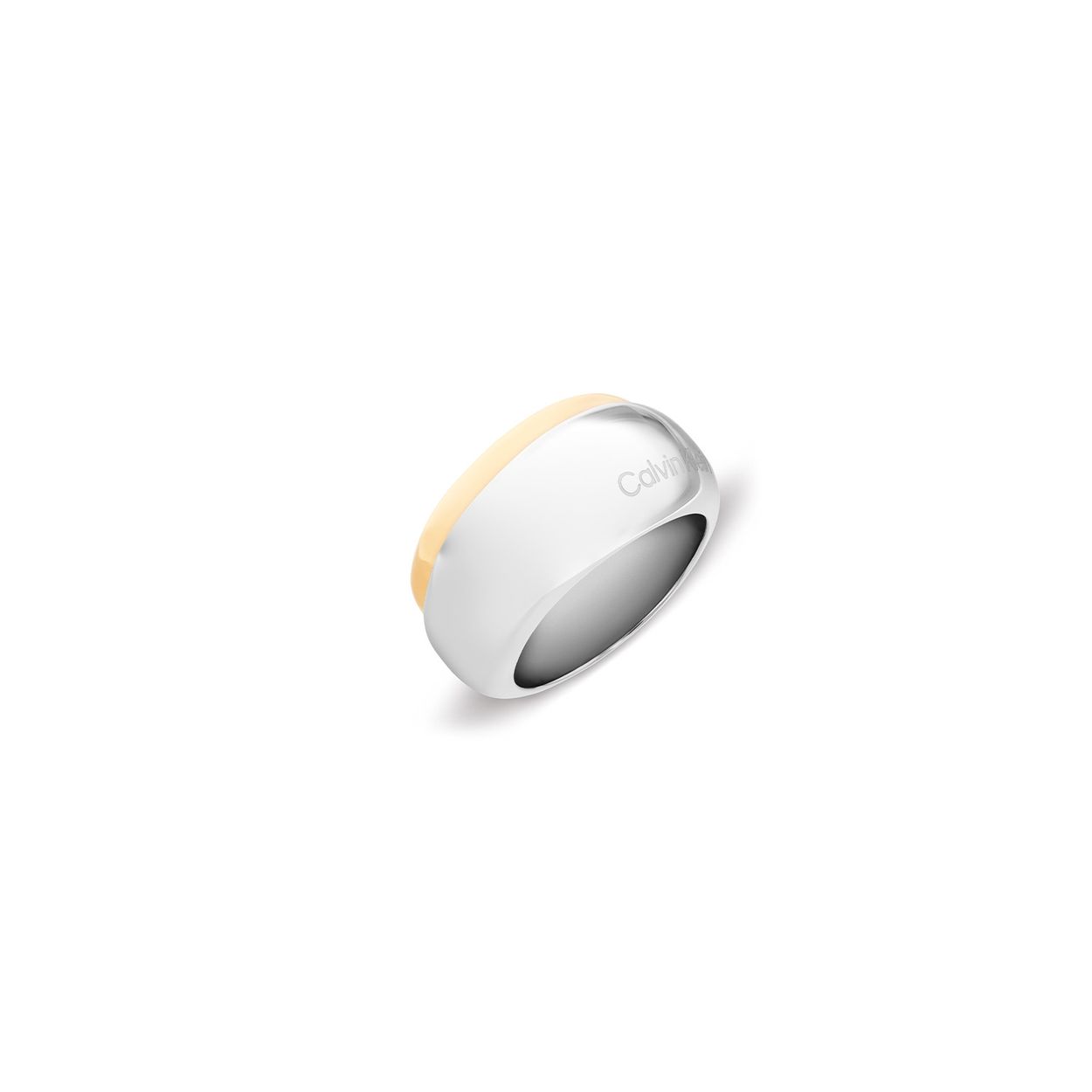 Calvin Klein CJ35000615 Dames Ring Staal Deze stalen dames ring van Calvin Klein met nr CJ35000615 is een zeer opvallend model. De grote 2-kleurige sculpturele vorm springt eruit. De ring is op maat 58 ofwel 18,5. Leuk te combineren met andere sieraden uit de serie Refine van Calvin Klein.
 OVER CALVIN KLEIN Calvin Klein is een wereldwijd lifestylemerk dat gewaagde, vooruitstrevende idealen en een verleidelijke, vaak minimalistische, esthetiek nastreeft. Calvin Klein werd groot in de jaren 70 door haar mode- en merkjeans collecties. In de jaren 80 lanceerde Calvin Klein haar spraakmakende ondergoed dat uitdrukkelijk van logo voorzien was. Vanwege het grote succes is het merk ook succesvol uitgerold in Accessoires, Parfums, Home, Brillen, Golf, Horloges en Sieraden. Sinds de oprichting in 1968 door Calvin Klein, heeft het merk haar reputatie opgebouwd als leider in de Amerikaanse mode, dankzij een cleane esthetiek en innovatieve ontwerpen. Calvin Klein wil haar publiek verleiden en inspireren door middel van provocerende beelden en opvallende ontwerpen die prikkelen. 
SPECIFICATIES: 
- Stalen dames ring
 - Ovale vorm maat 18,5 
- 2-kleurig 
- Glimmend.

Overig:
Ringmaat: 18,50mm (58)
Hoogte: 3.0 mm
Dikte: 3.0 mm
Gewicht: 11.0 gr
Kleur: 2 kleurig
Materiaal: Staal
Bewerking: Gepolijst