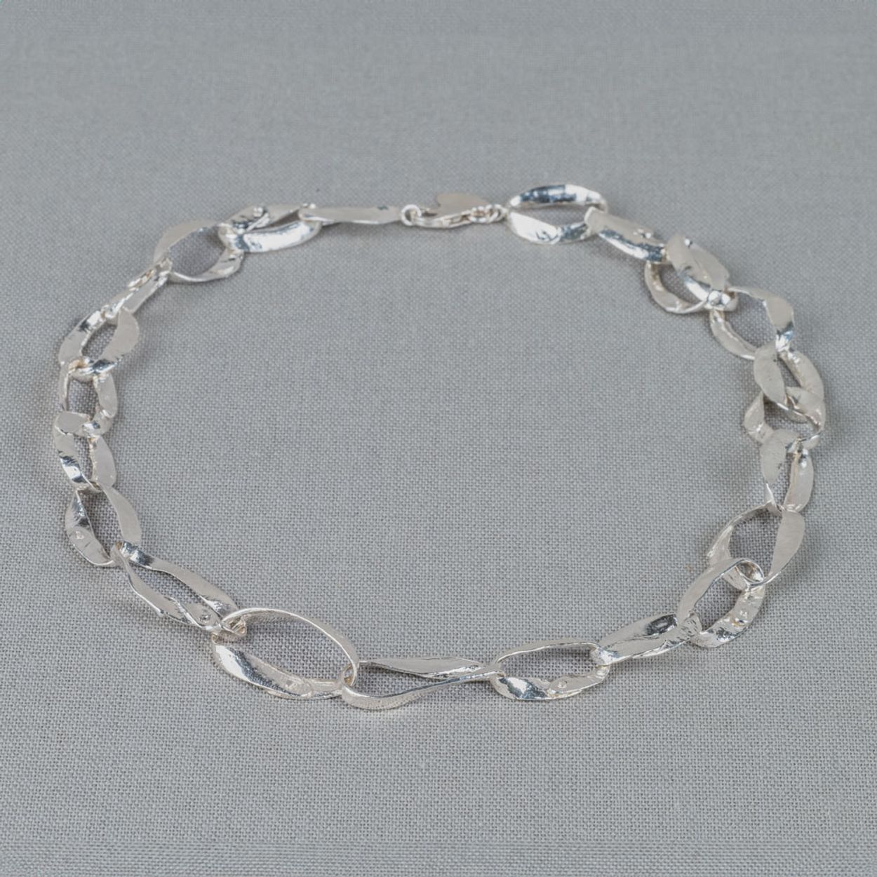 Collier oxy shiny gemaakt van 925 sterling zilver. Oxy shiny is zilver wat is geoxideerd en daana weer gepoleisd. Hierdoos blijft het zilver kleurvast! Combineer dit collier met de bijpassende armband voor een complete look.