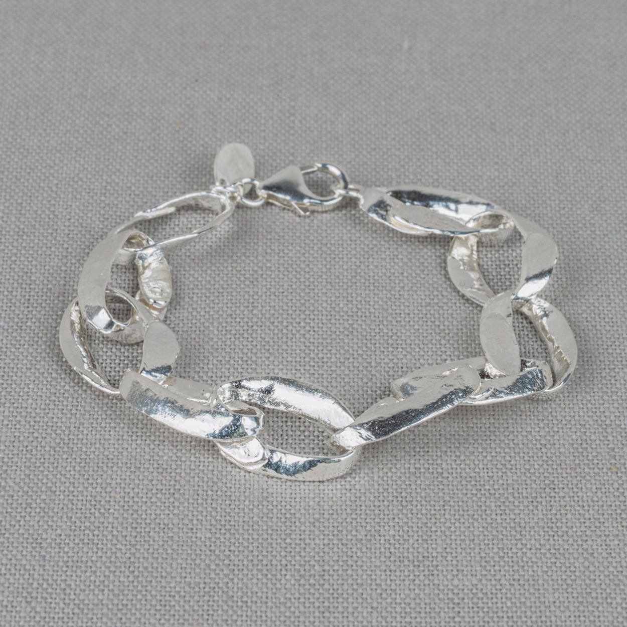 Armband oxy shiny gemaakt van 925 sterling zilver. Oxy shiny is zilver wat is geoxideerd en daana weer gepoleisd. Hierdoos blijft het zilver kleurvast! Combineer deze armband met het bijpassende collier voor een complete look.
