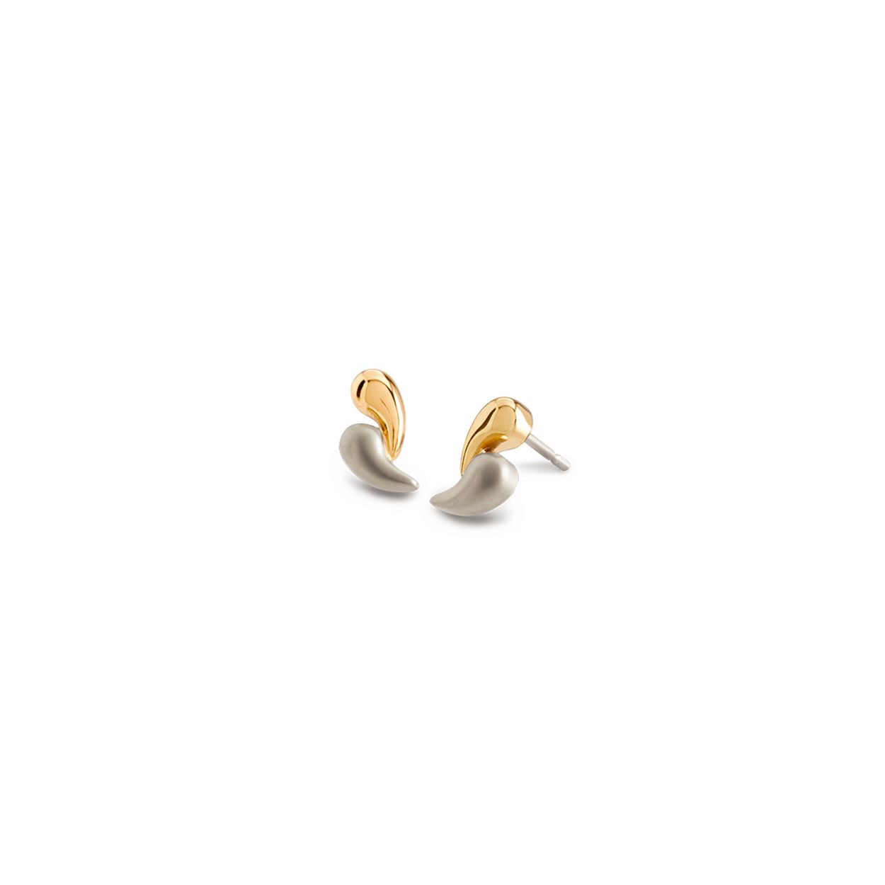 Boccia Titanium 05082-02 Oorstekers
Deze unieke titanium oorstekers van Boccia Titanium is een mooie toevoeging aan je sieradencollectie! Wat deze tweekleurige oorstekers uniek maakt, is dat het een mat en glanzende golvende vorm heeft. Combineer de oorbellen met het bijpassende collier en armband voor een complete look. De lengte is 1cm.

HET MERK
Boccia Titanium is het titanium merk van Nederland, dat zijn oorsprong in Duitsland vindt en is opgericht in het jaar 1992. Ontwikkeld door internationale ontwerpers. Alle titanium componenten van de BOCCIA TITANIUM collectie zijn gemaakt van 99,7% puur titanium; het bijzondere materiaal. Het is licht in gewicht, neemt de temperatuur van de huid aan en is zeer huidvriendelijk. Bovendien is het corrosie- en temperatuurbestendig.

SPECIFICATIES
- Oorstekers
- Puur titanium
- Mat en glanzend tweekleurig
- 1cm