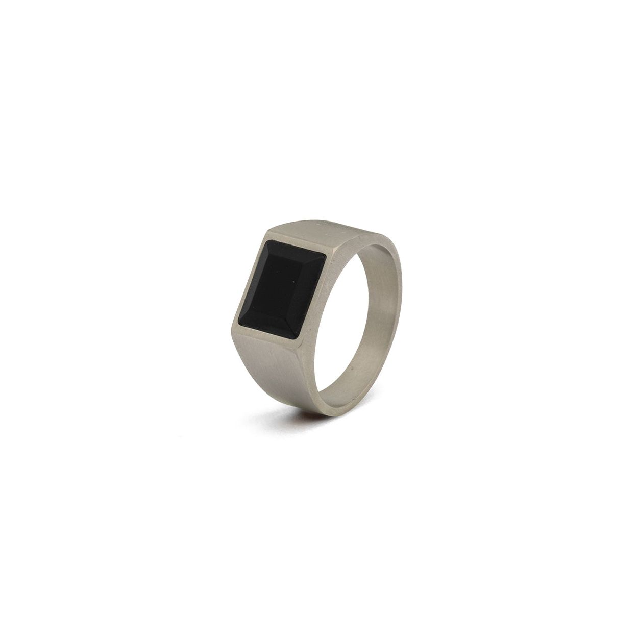 De Credo Silver Black ring bestaat uit titanium en is afgewerkt met een custom zwarte Agaat steen. Agaat is een beschermende steen die voornamelijk voorkomt in de VS en Mexico. Zijn energie zou zorgen voor meer stabiliteit en rust.

Waarom hebben we voor titanium gekozen?
- Het is vederlicht
- Het is supersterk
- Het is een exclusief materiaal dat ook wordt gebruikt in raceauto's, motorboten en ruimtevaart

De ring heeft een comfortabele pasvorm en is zeer comfortabel om te dragen. Door het lichtgewicht titanium draag je deze ring zonder problemen dag in dag uit.

De naam 'Credo' is afgeleid van het Latijn en betekent 'ergens in geloven'. Waar geloof jij heilig in? Neem deze ring mee op je verste avonturen en draag hem zorgeloos bij alles wat je doet.