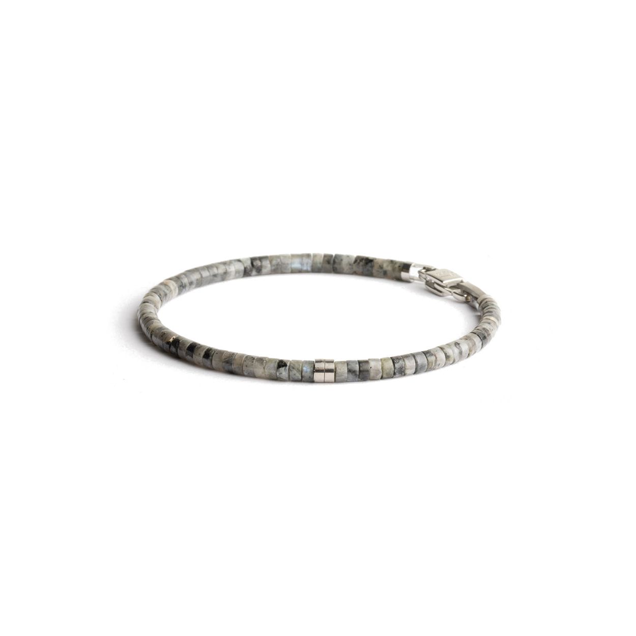 De Sphera Grey armband is gemaakt met elegante 2mm ronde Larvikite stenen en afgewerkt met een titanium element. Deze armband is verfijnd en classy en past perfect bij andere accessoires of horloges.