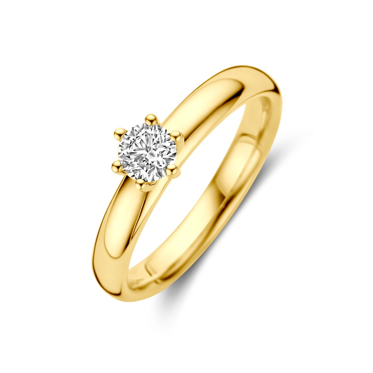 14k Geelgouden aanzoeksring uitgevoerd met diamant. De ring heeft een breedte van 5.5mm. De steenmaat is 4.5mm en het diamantgewicht is 0.33ct.