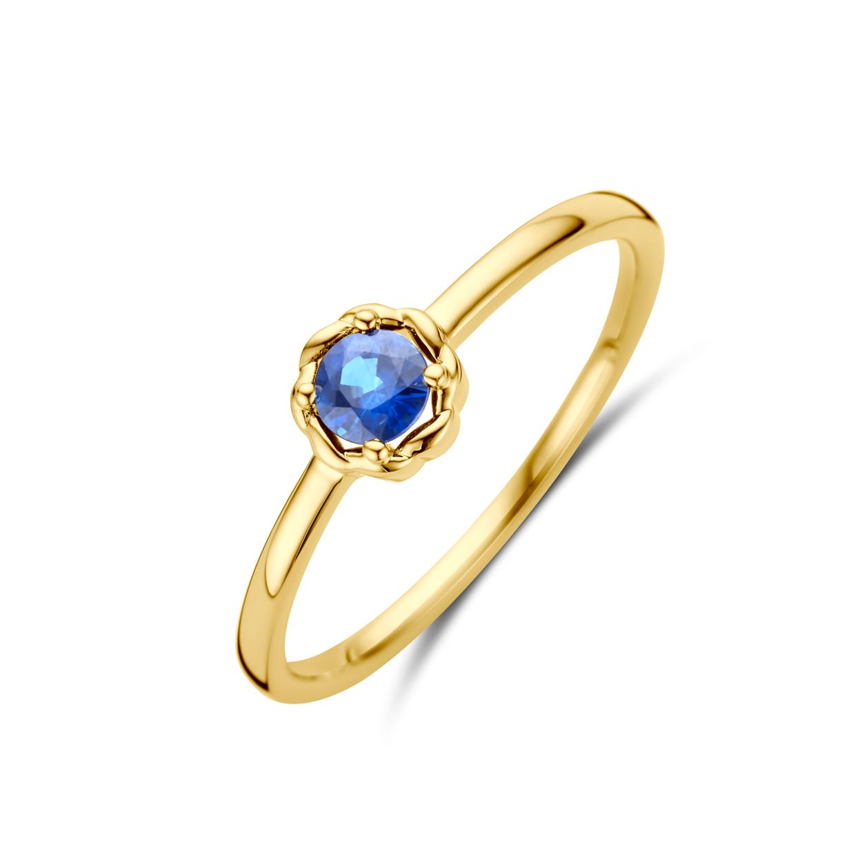 14k Geelgouden ring uitgevoerd met saffier. De ring heeft een breedte van 5.5mm.