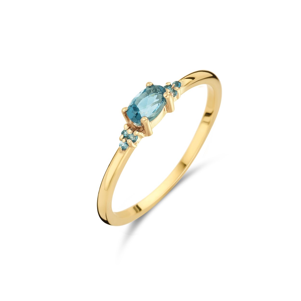De Vintage London Blue Topaz ring van 14 karaat goud is een elegante ring met Londen blauwe topaas. De sprankelende blauwe stenen voegen kleur toe aan jouw Jackie ring stack!

Tropical Paradise
Dat Jackie van reizen houdt is geen geheim. Voor haar 14 karaat gouden sieradencollectie heeft zij zich deze keer laten inspireren door de tropen.
Haar Tropical Paradise collectie biedt een mix van elegantie en avontuur. Voel de zon schijnen waar je ook bent!

Weelderige jungles, azuurblauwe oceanen en de schittering van de zon op witte zandstranden: de ontwerpen met edelstenen zijn een weerspiegeling van Jackie’s mooiste herinneringen. Of het een dag op kantoor is of een avondje uit, deze sieraden voegen een vleugje exotische allure toe aan elke gelegenheid.

Het merk
Jackie is hét 14 karaat gouden on trend sieradenmerk. De collecties zijn geïnspireerd op de reizen die ik maak, van stedentrips tot exotische oorden. Elk gouden sieraad is helemaal van nu, handgemaakt door Europese goudsmeden en vervaardigd van overwegend gerecycled goud met echte edelstenen en zoetwaterparels. Elke collectie is dan ook met veel liefde en passie samengesteld. Mijn Jackie sieraden zijn de perfecte finishing touch voor iedere outfit!

Specificaties
- Ring 3mm
- Materiaal: 14 Karaat - Geelgoud - 585
- Maat: 54
- Blue Topaz