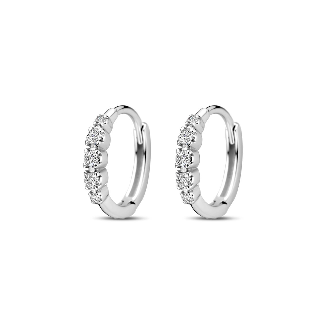 Gerhodineerd 925 zilveren klapoorringen uitgevoerd met zirkonia. De oorringen hebben een diameter van 11.5mm.