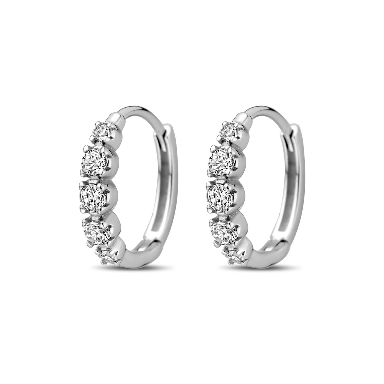 Gerhodineerd 925 zilveren klapoorringen uitgevoerd met zirkonia. De oorringen hebben een diameter van 14mm.