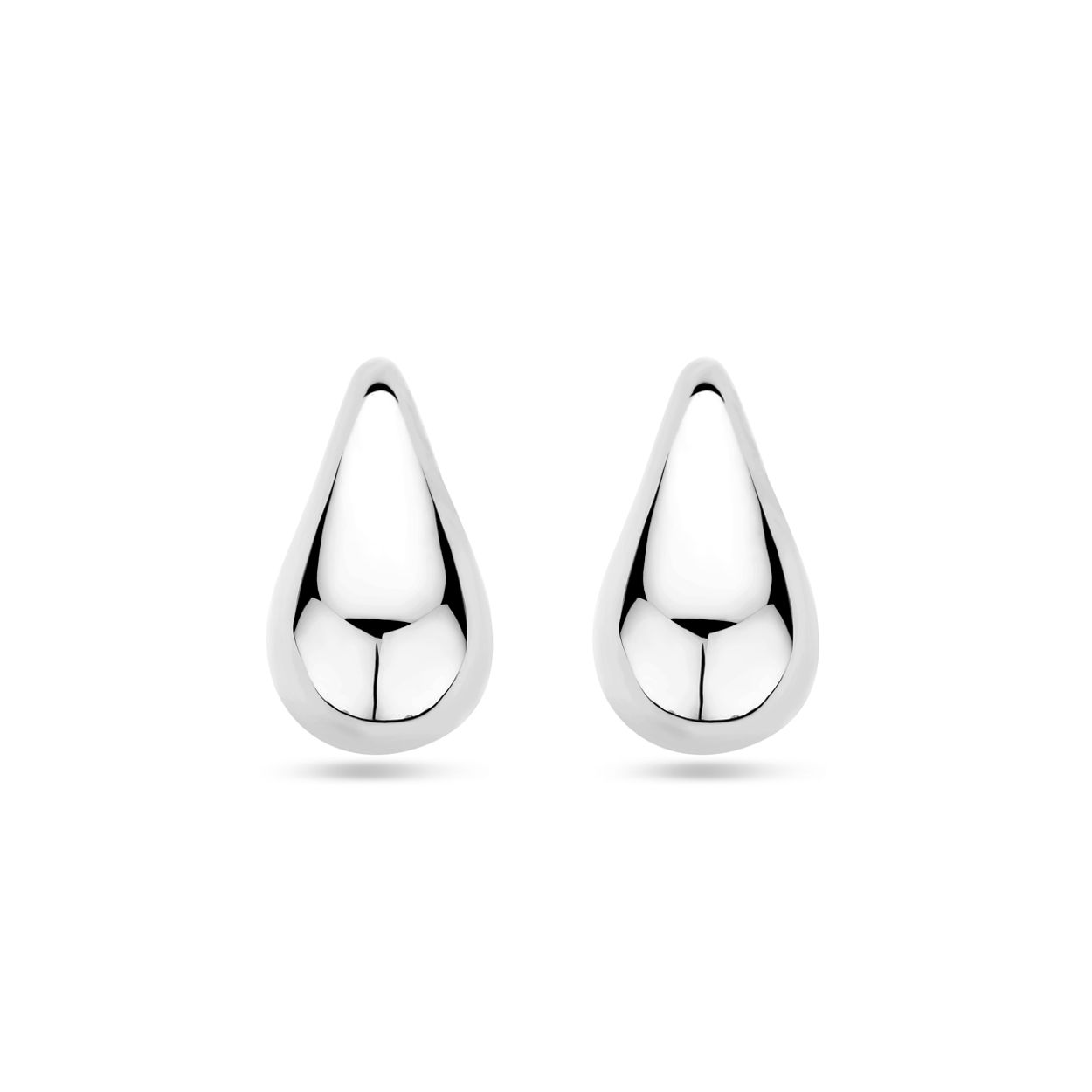 Gerhodineerd 925 zilveren oorknoppen uitgevoerd in de vorm van een druppel. De oorknoppen hebben een afmeting van 30x16mm.
