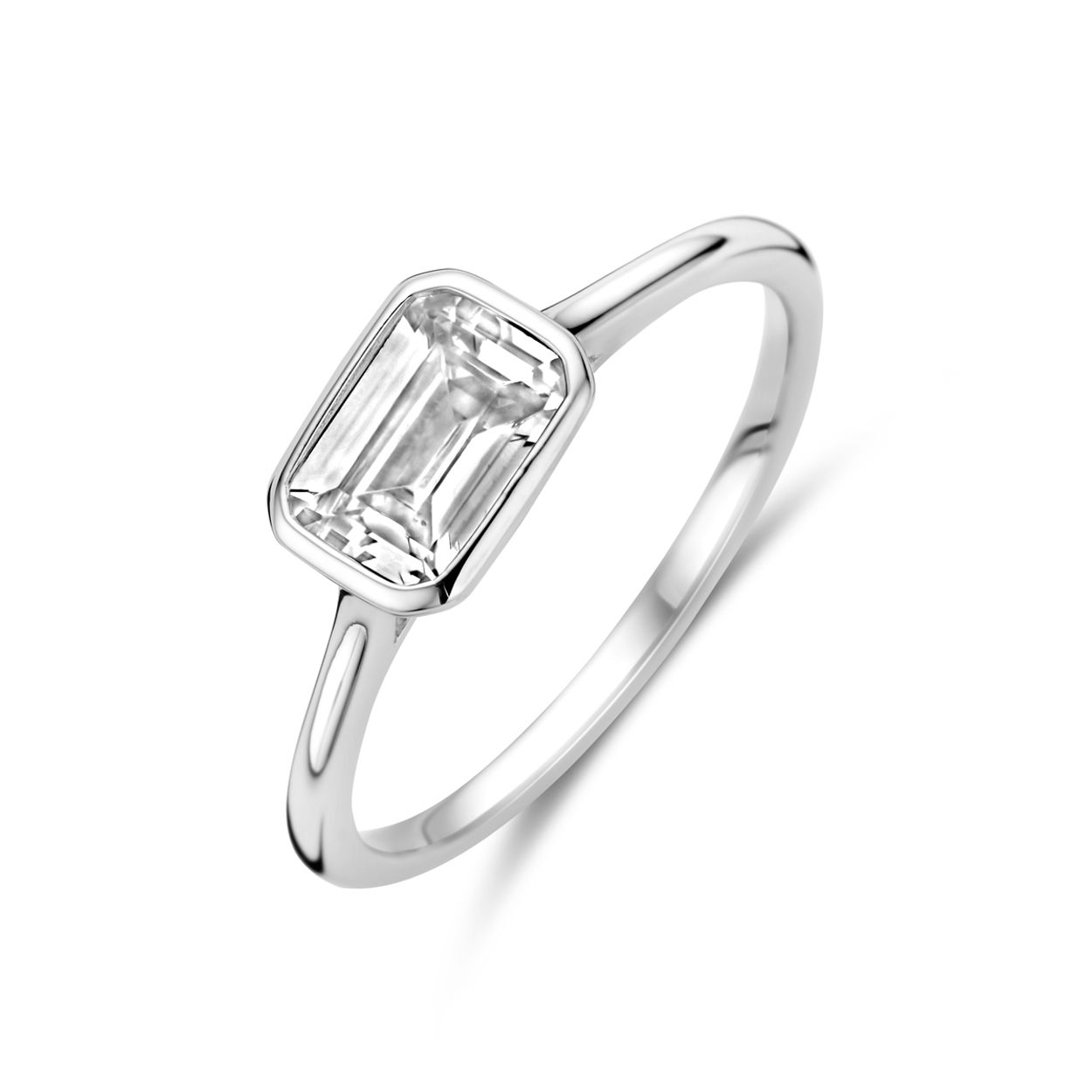 Gerhodineerd 925 zilveren ring uitgevoerd met zirkonia. De ring heeft een breedte van 6mm.