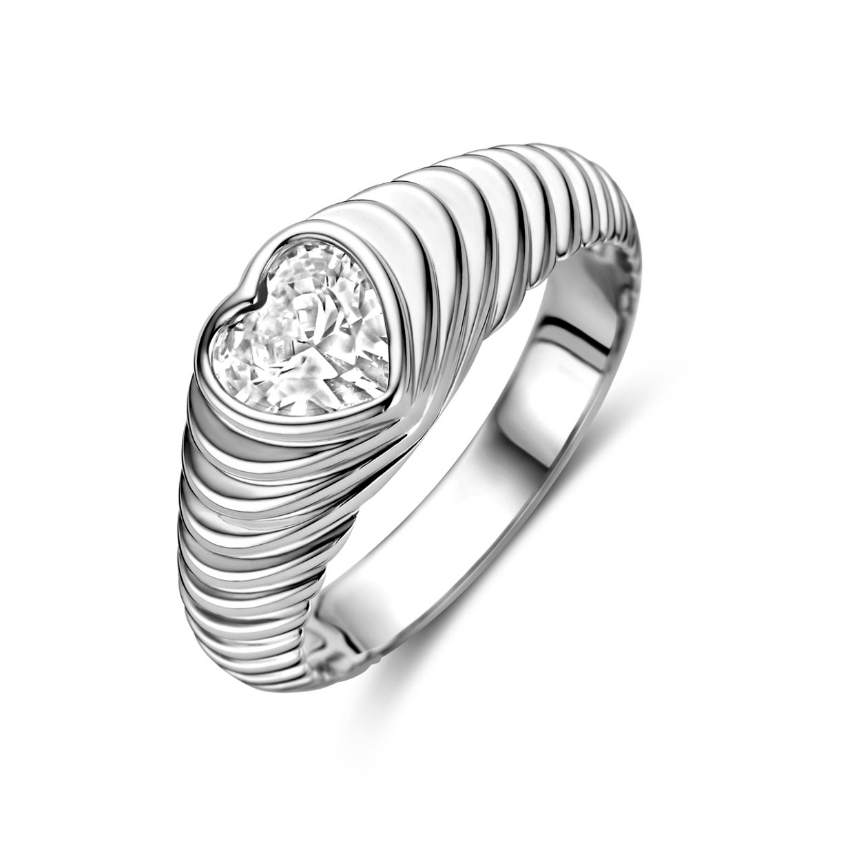 Gerhodineerd 925 zilveren ring uitgevoerd met een hart en zirkonia. De ring heeft een afmeting van 7.5mm.