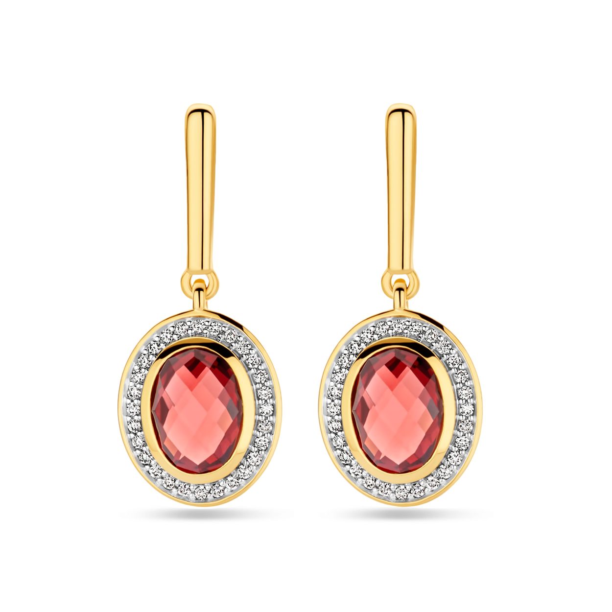14k Geelgouden oorhangers uitgevoerd met granaat en diamant. De oorhangers hebben een totale hoogte van 26mm. Uitgevoerd met karabijnsluiting.