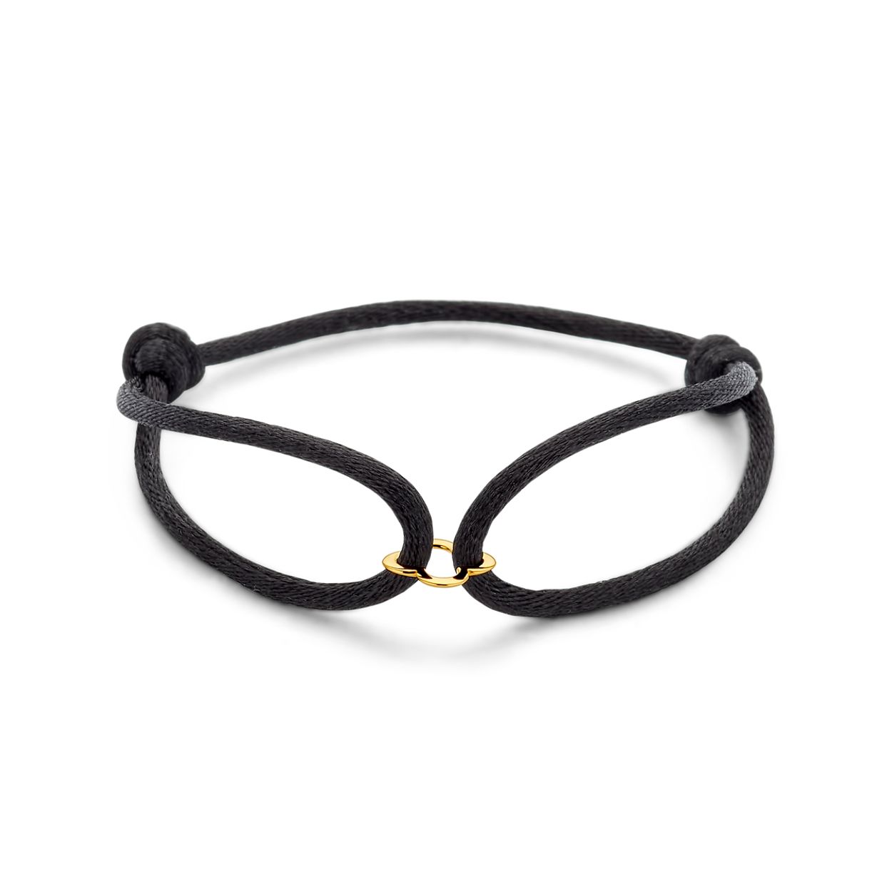 Zwart gevlochten armband uitgevoerd met een 14k geelgouden klavertje met een diameter van 10mm. De armband heeft draaglengtes van 13 tot 26cm.