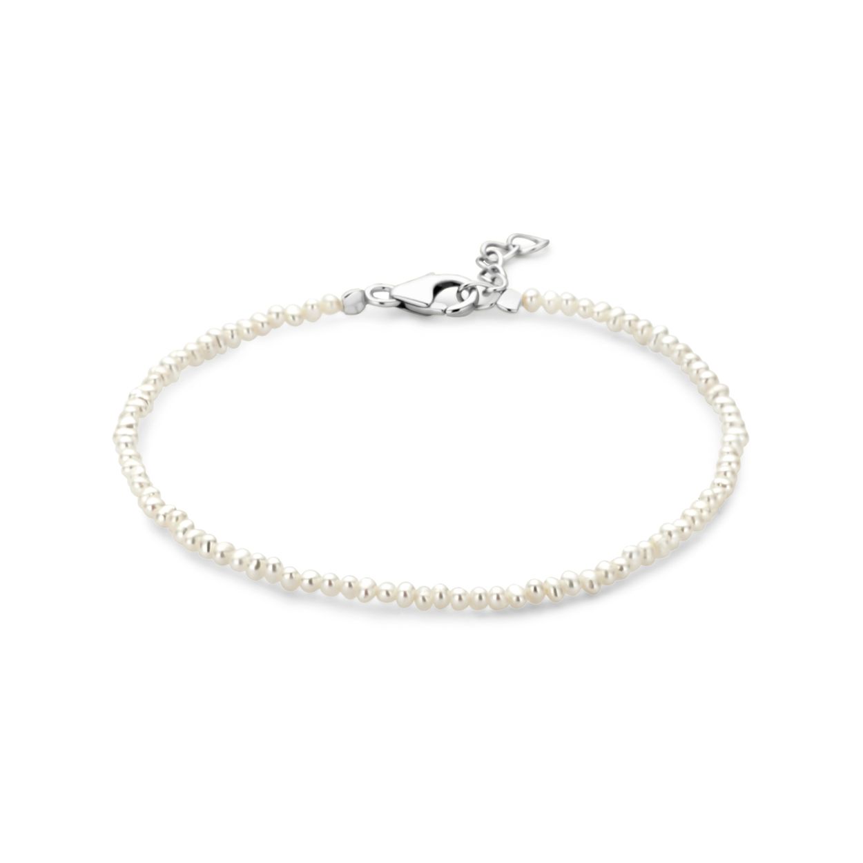 Gerhodineerd 925 zilveren armband uitgevoerd met parels. De armband heeft draaglengte van 16.5cm met 2cm extensie.